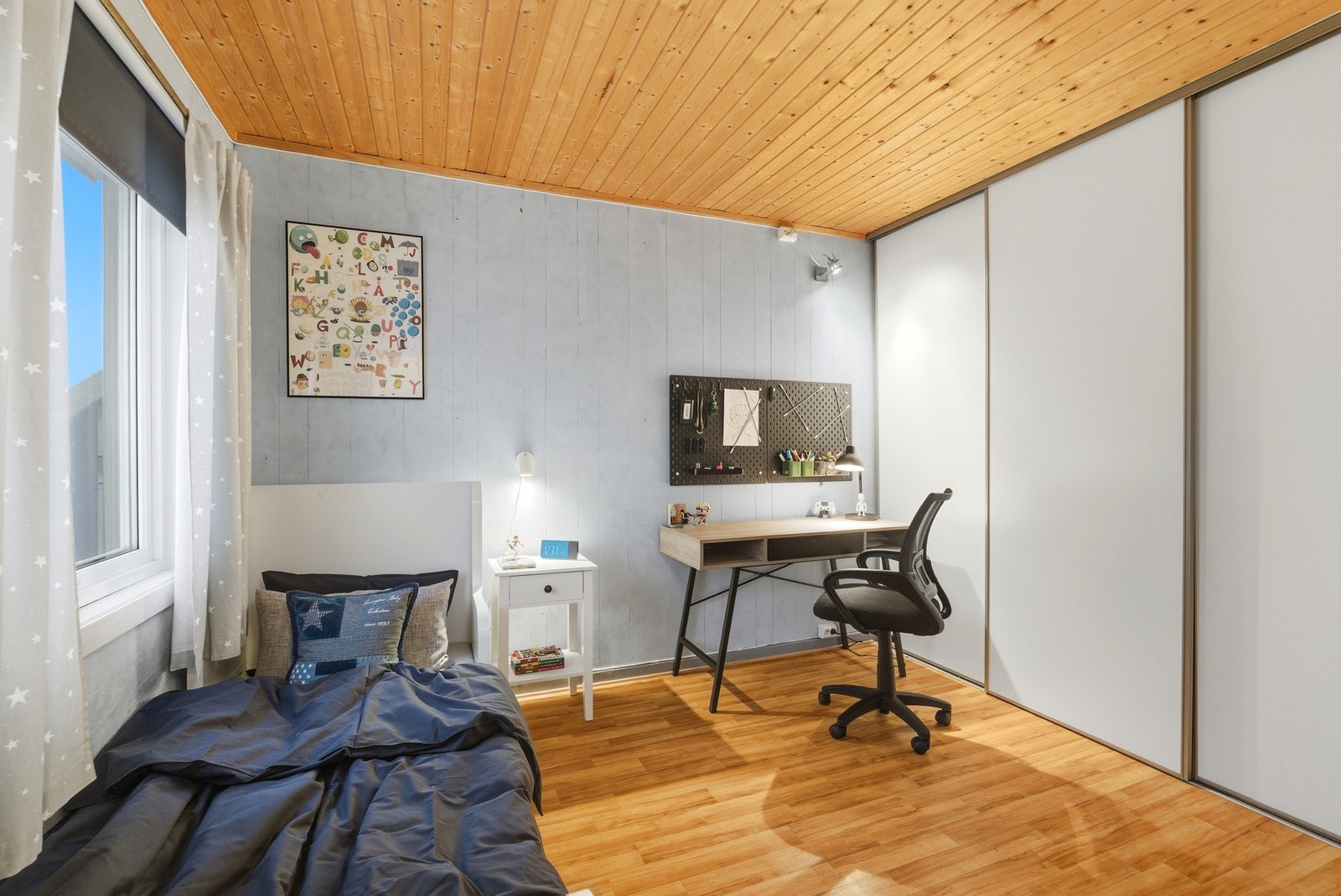 Soverom 3 med stor skyvedørsgarderobe. Galleribilde