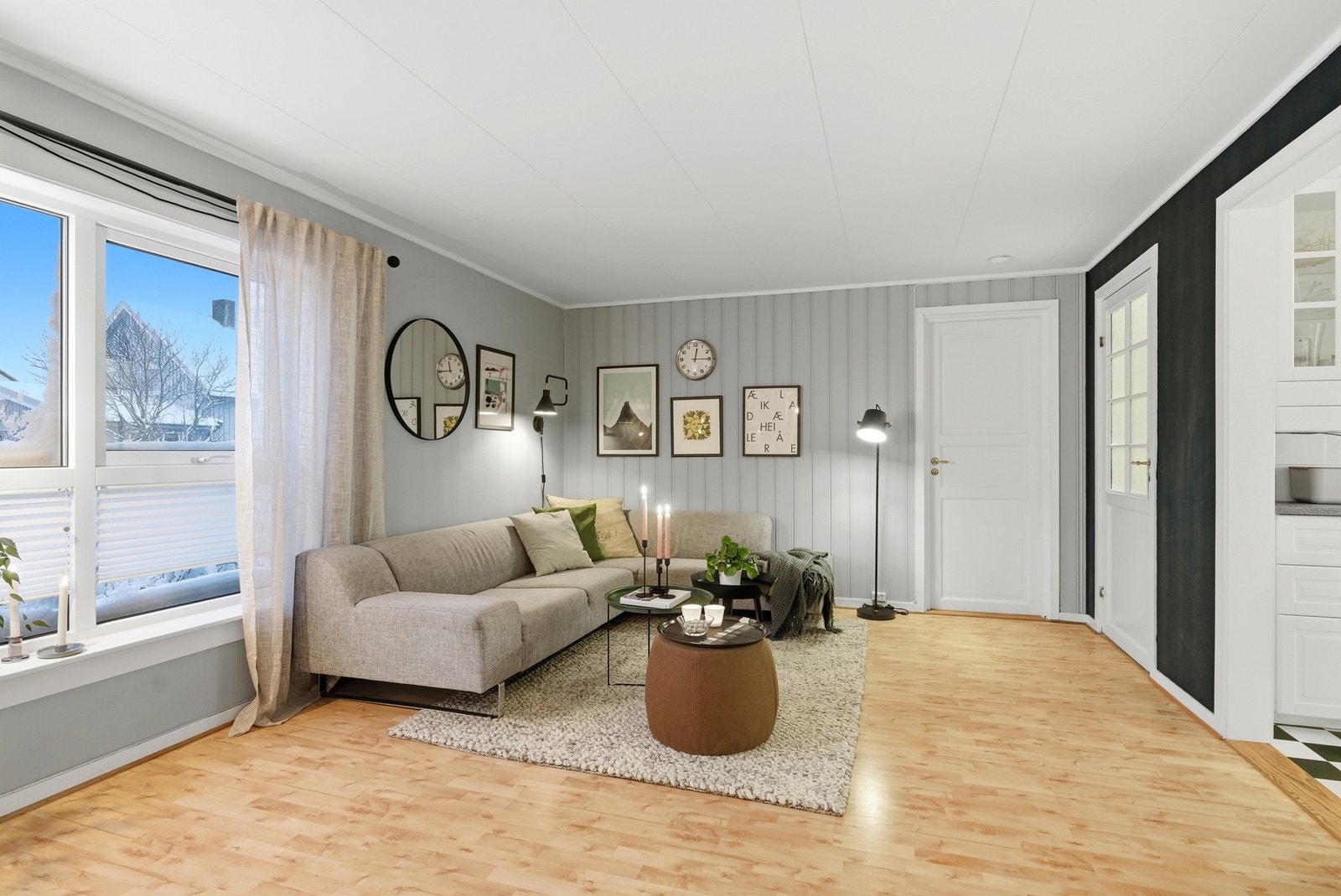 Stuen har store vindusflater som gir godt med lys inn. Galleribilde