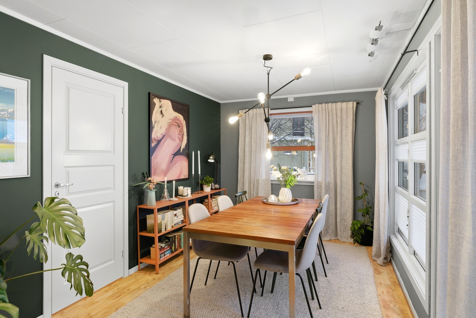 Spisestuen har plass til romslig spisebord for sosiale stunder. Galleribilde