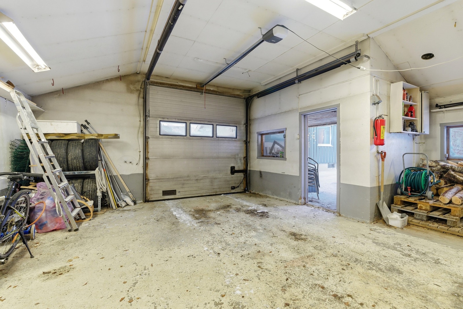 Romslig og praktisk garasje med varmekabler i gulvet og elektrisk portåpner. Galleribilde