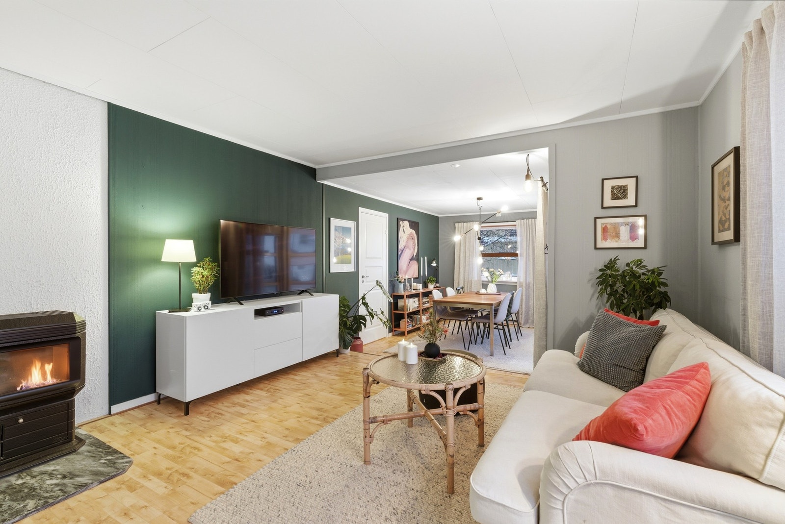 Størrelsen på stuen gjør at man kan ha flere sofagrupper, samt spisestuedel. Galleribilde