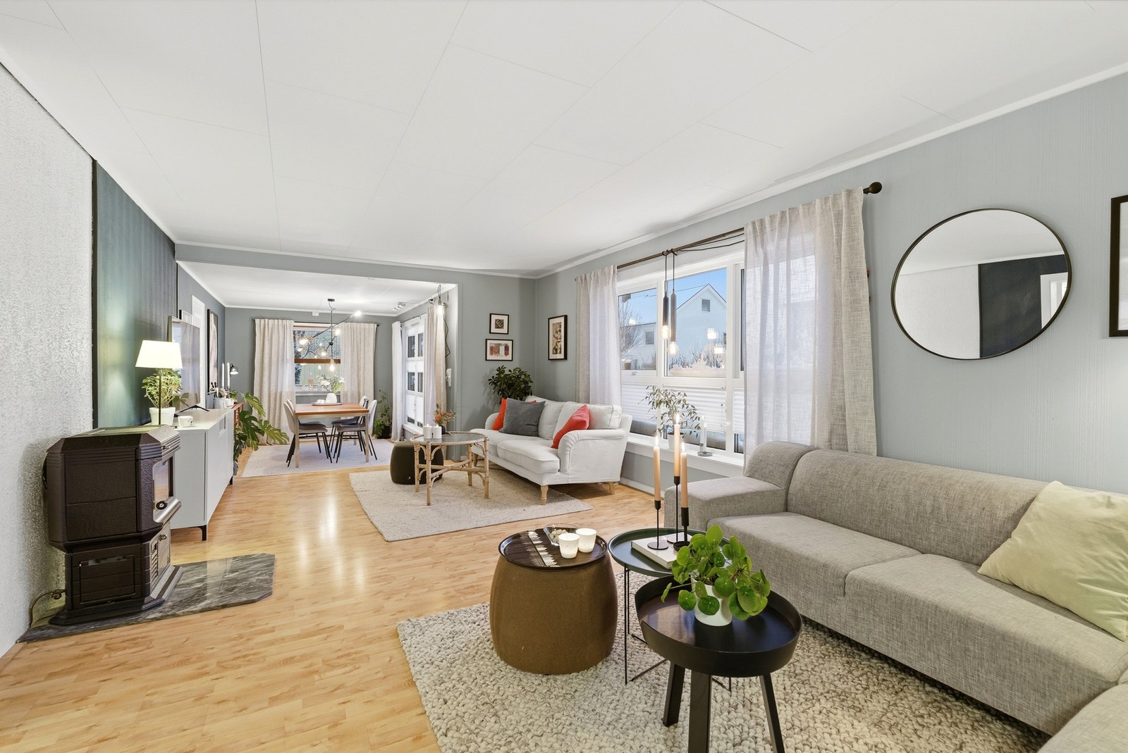 Romslig stue med god plass til flere sittegrupper og ønsket møblement. Galleribilde