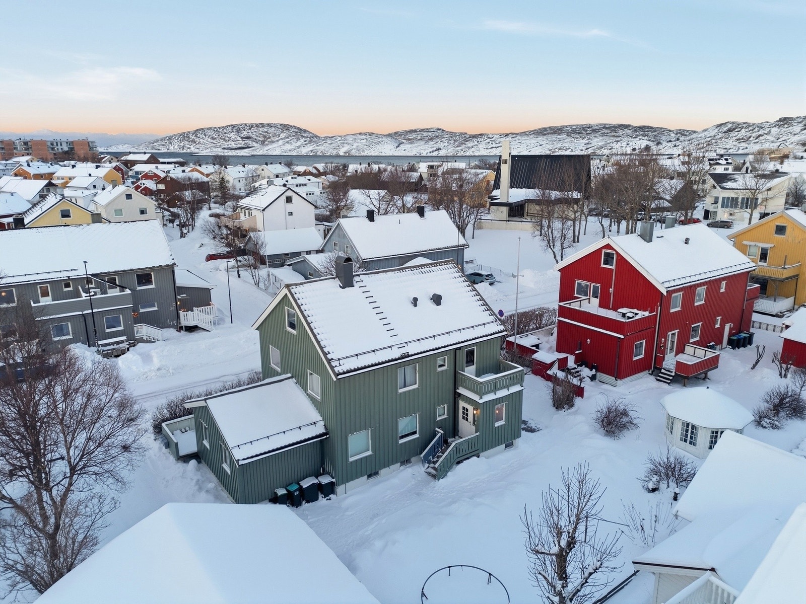 I nærområdet ligger flyplassen, flotte lekeplasser, skole, barnehager mm. Galleribilde
