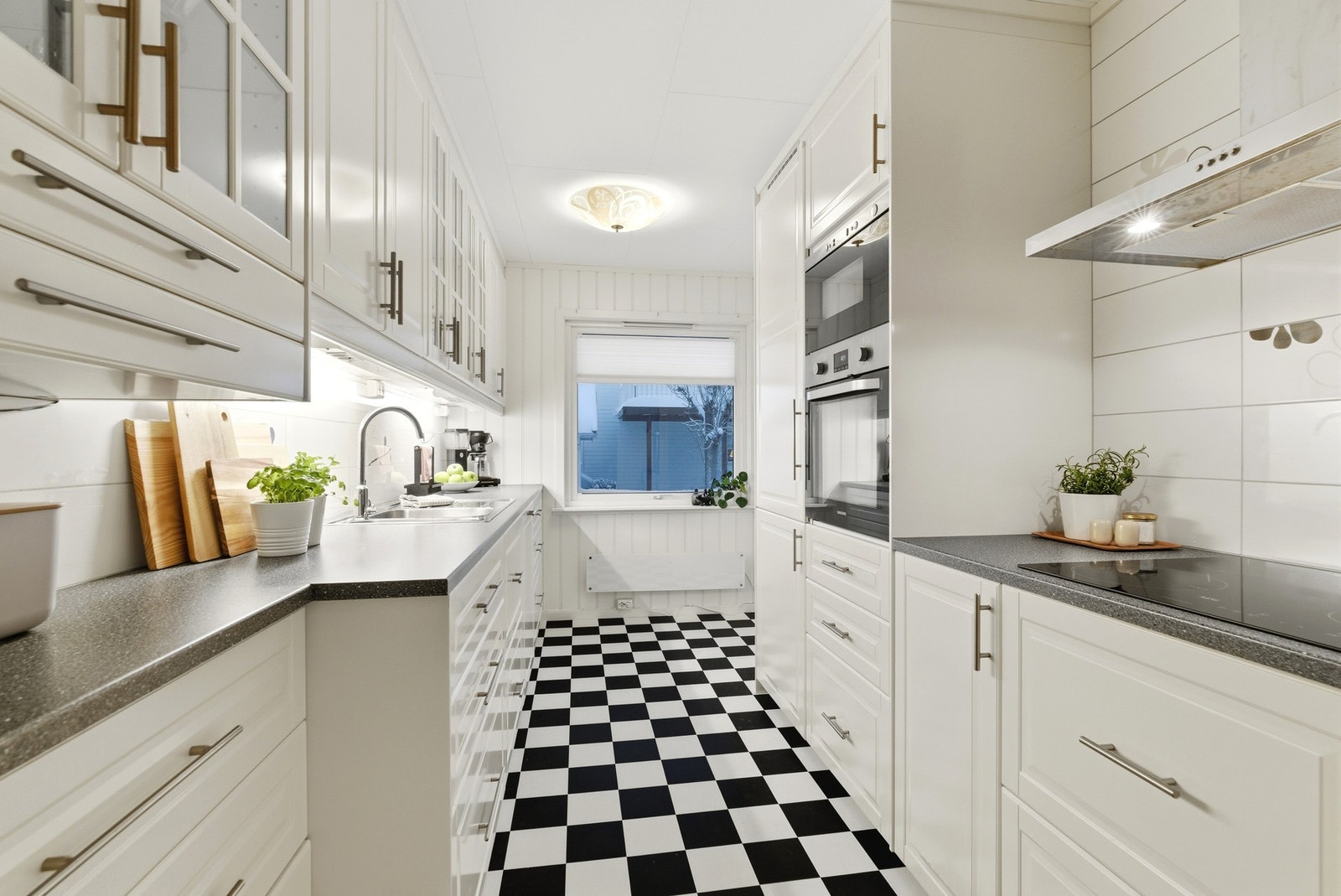 Kjøkkenet ligger adskilt i eget rom og har godt med skap- og benkeplass. Galleribilde