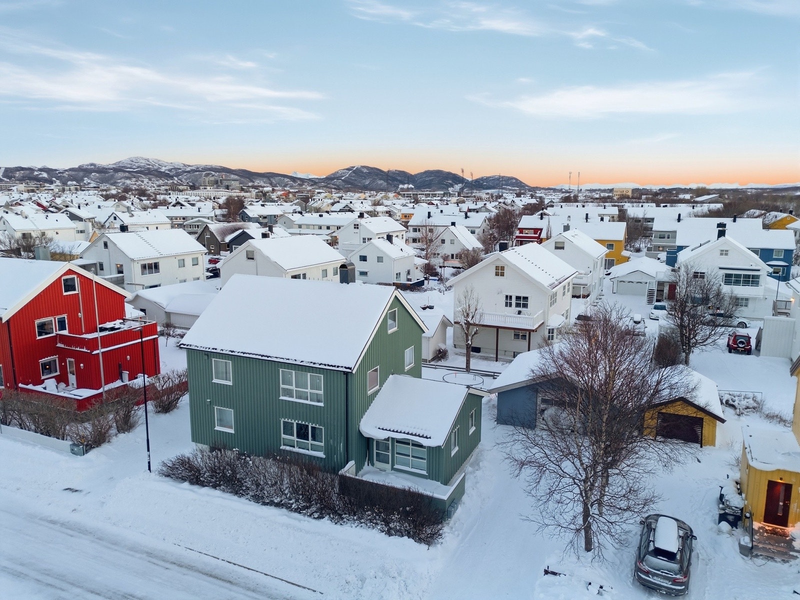 Det ble i 2024 etterisolert, byttet bordkledning og skiftet tre-lags vinduer på nord- og vestvegg (gjelder ikke tilbygg). Galleribilde