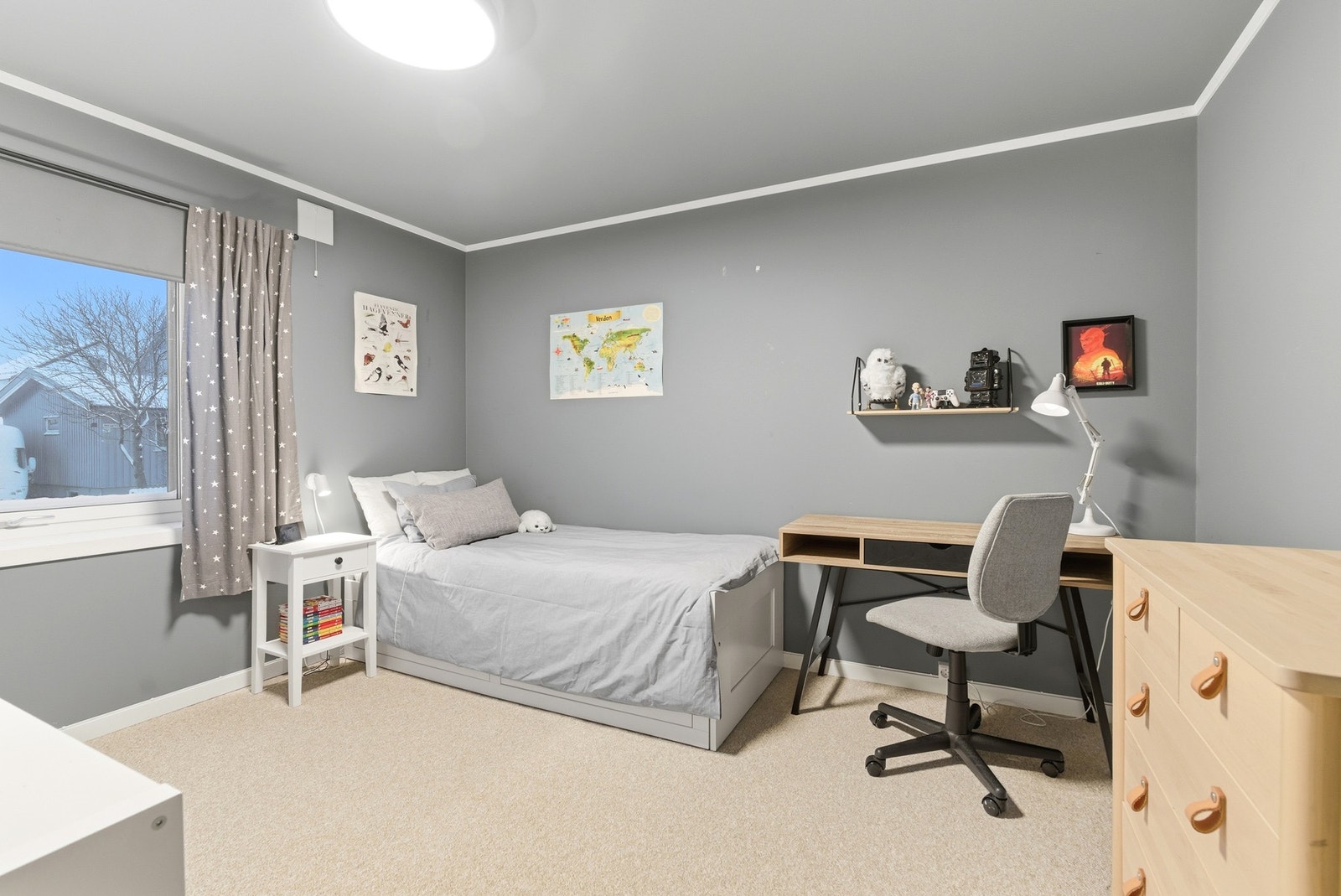 Soverom 2 med god plass til tilhørende møblement. Galleribilde