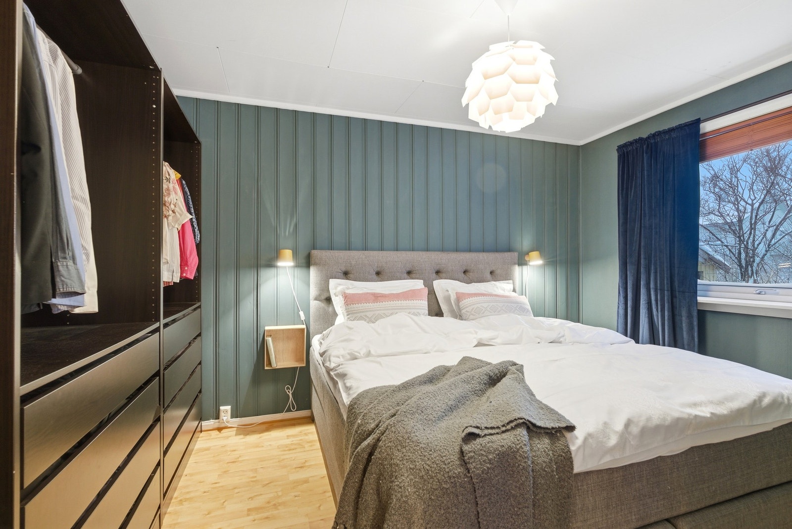 Romslig soverom 1 med god plass til dobbeltseng og garderobeskap. Galleribilde