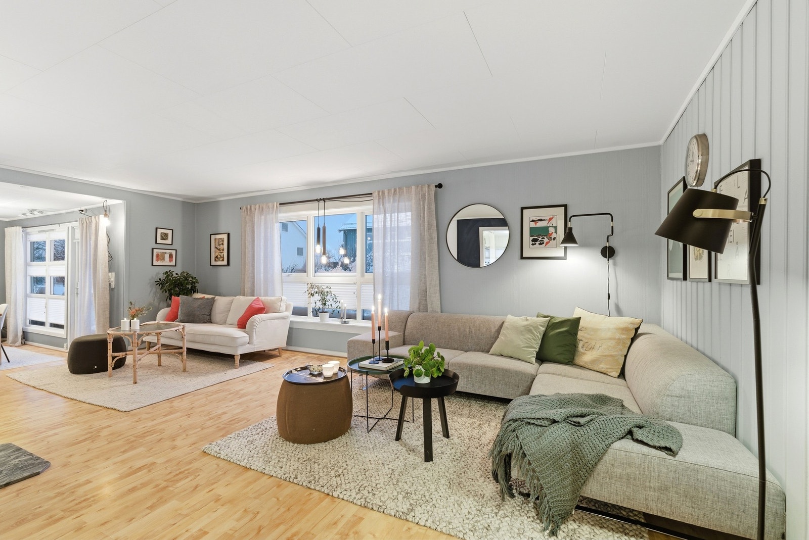 Stuen har lyst gulv og er malt i behagelige farger. Galleribilde