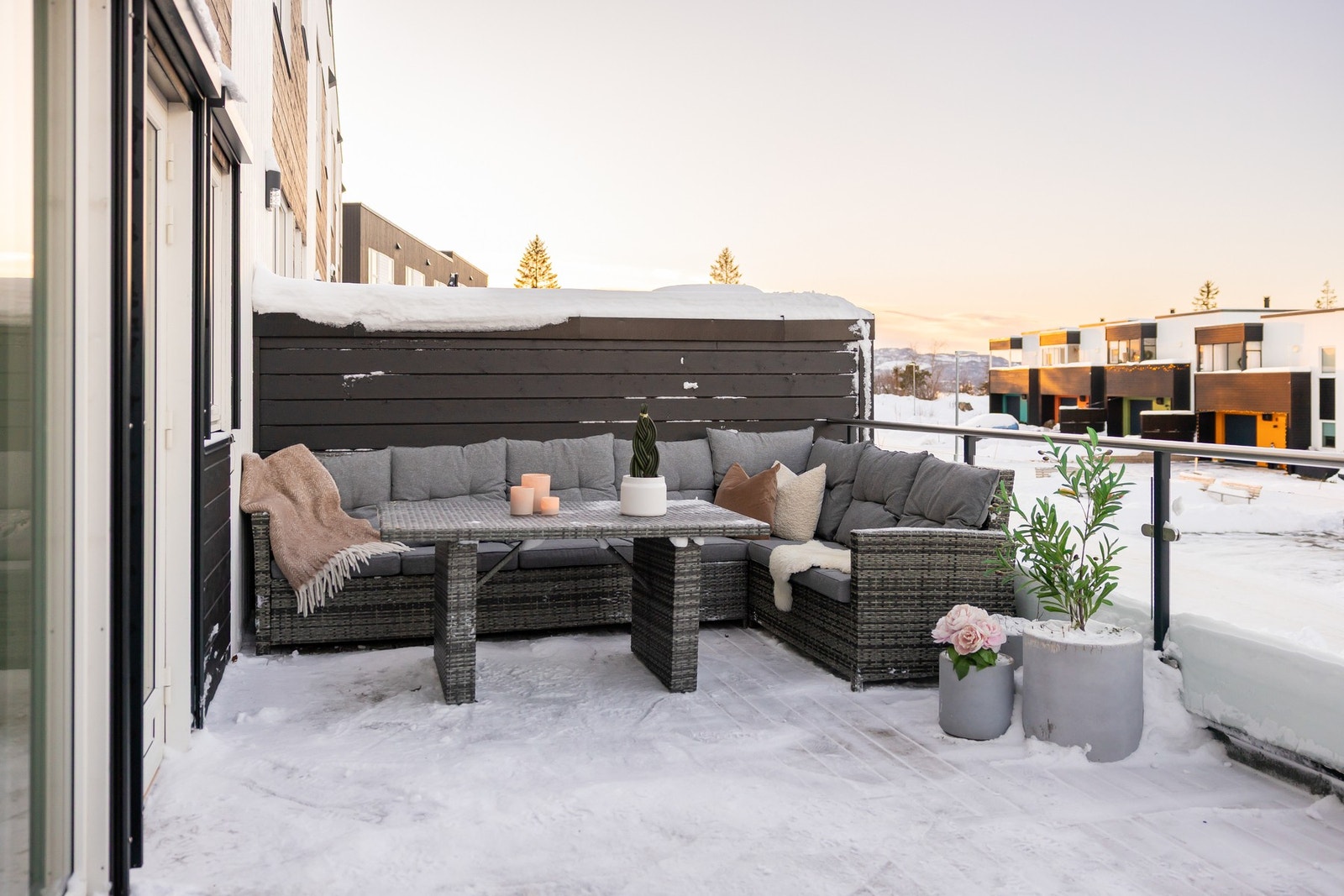 Boligen er fra 2023, har uteplasser på begge sider, noe som gir svært gode solforhold. Galleribilde