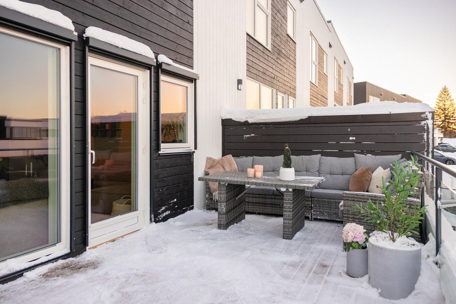 Denne terrassen har utgang fra stuen, er målt til 19m² og vender mot nordvest, slik at man får gode solforhold på ettermiddag og kveld. Galleribilde