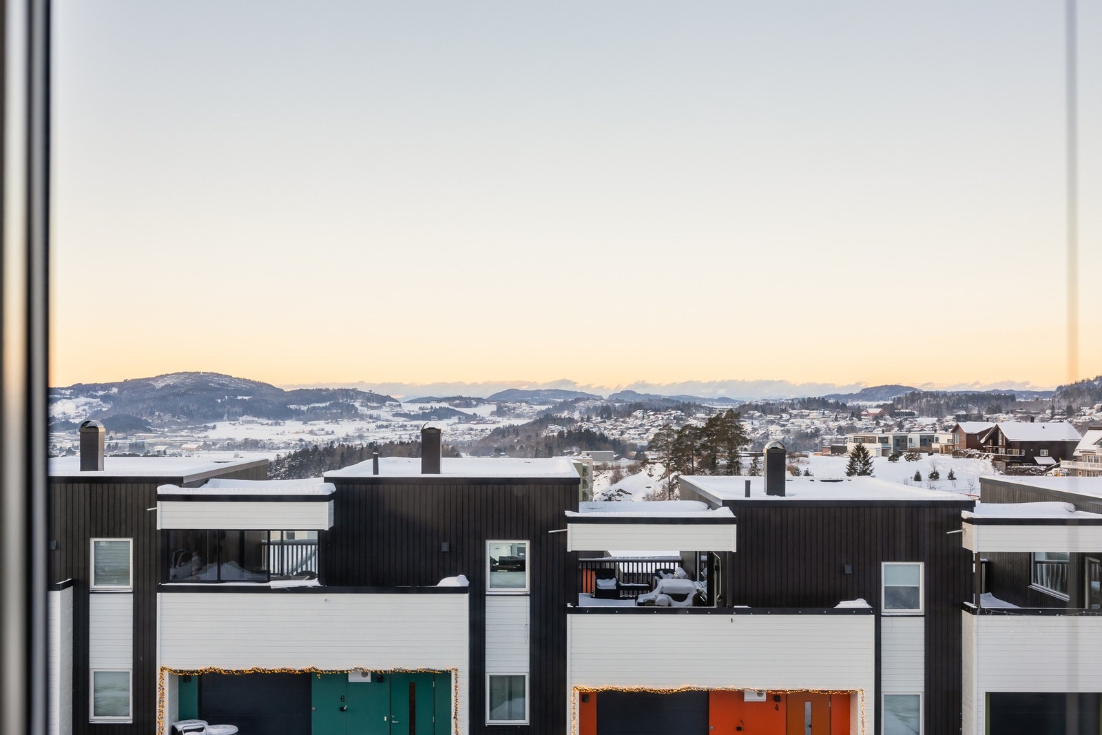 Rommet har gode vindusflater som gir fint lysinnslipp og flott utsikt. Galleribilde