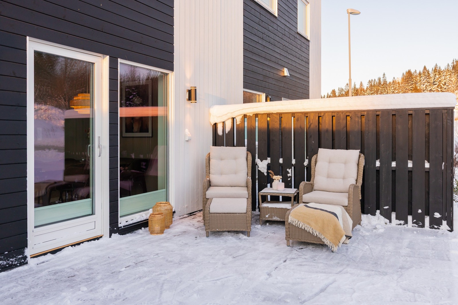 Romslig terrasse mot sørøst, og her har man sol fra morgenen av Galleribilde