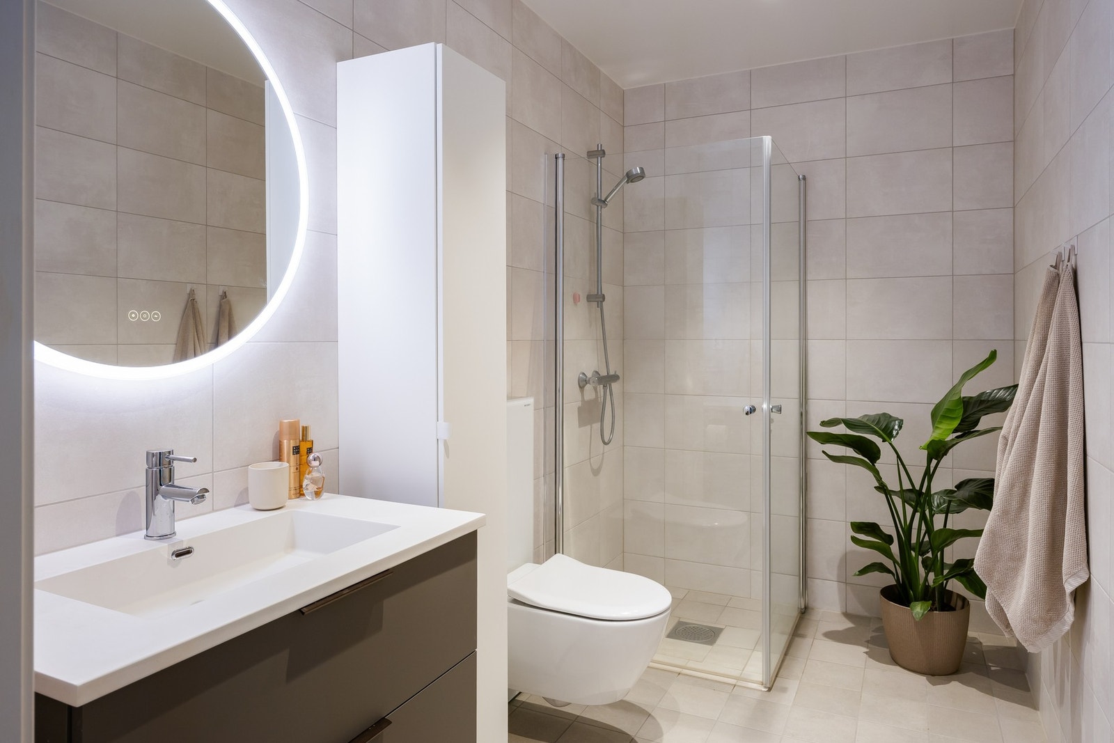 Flislagt baderom også i 2.etasje med behagelige varmekabler i gulvet og downlights i taket. Galleribilde