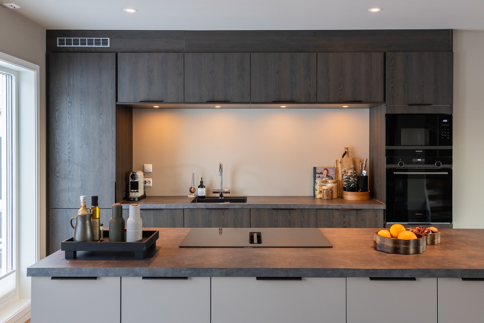 I kjøkkenøyen er det integrert induksjonstopp med ventilator nedfelt i platetoppen, som gir et stilrent og funksjonelt uttrykk. Galleribilde