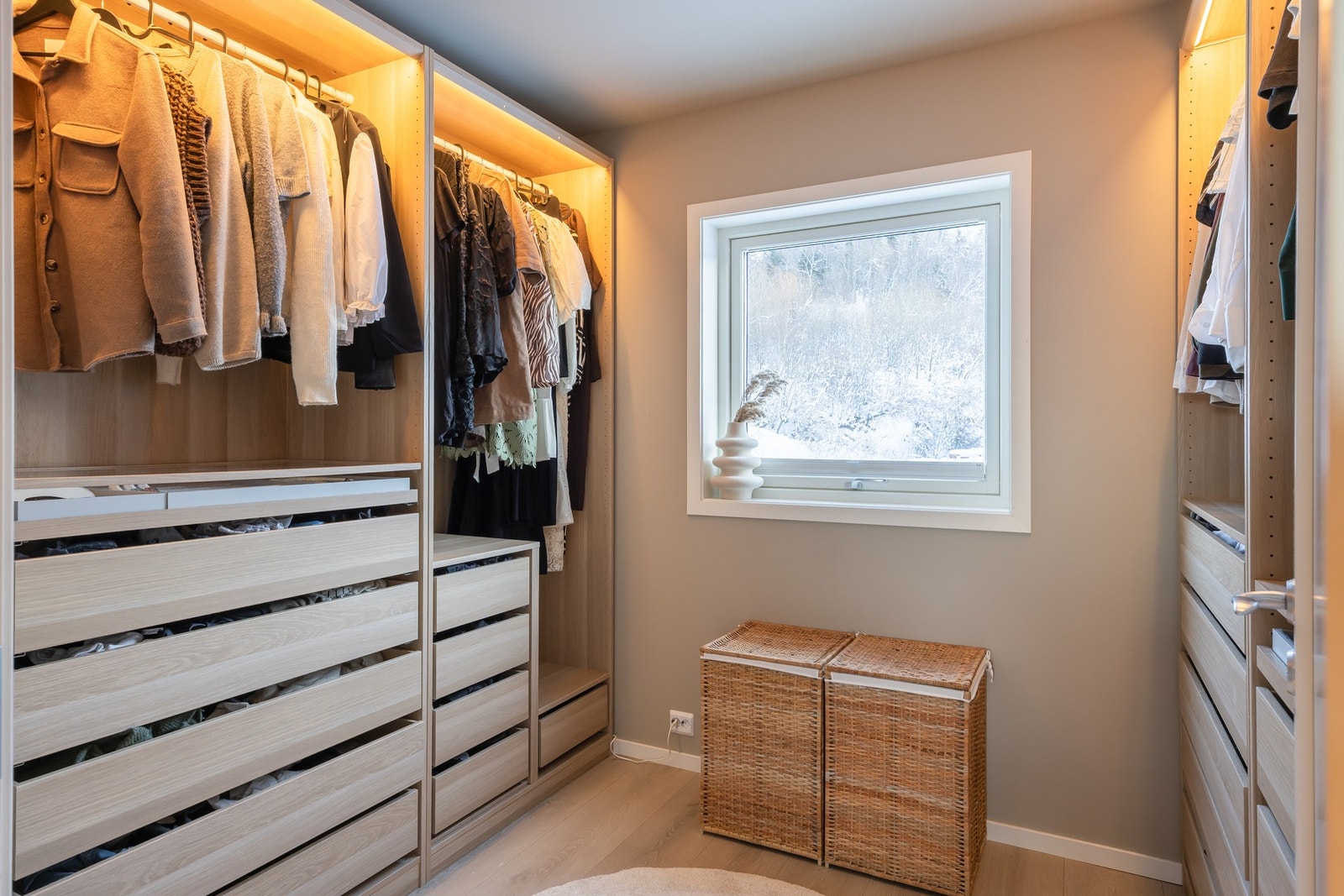 Ett av soverommene er innredet som garderoberom. Galleribilde