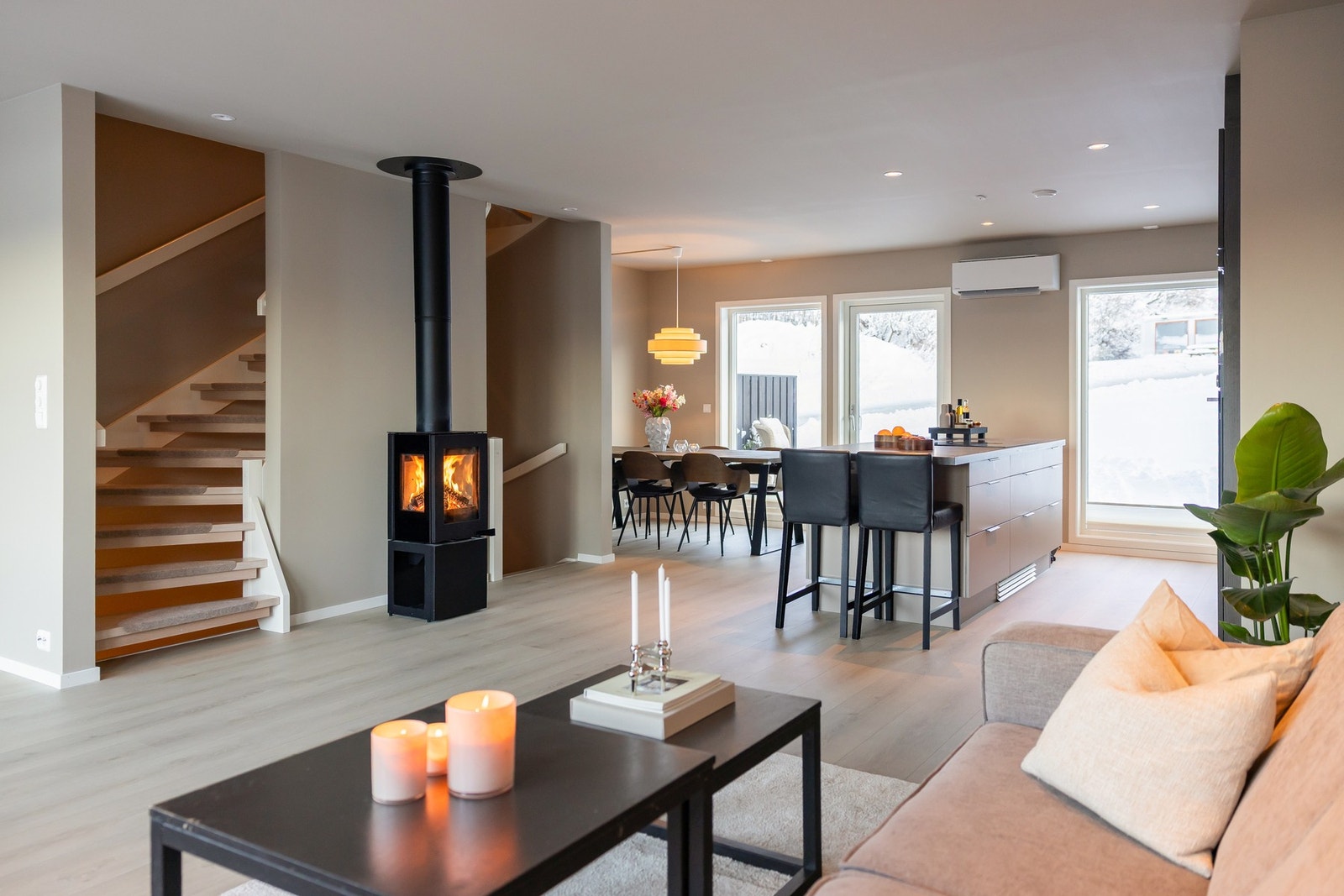 Oppvarming skjer via en stilfull vedovn samt installert varmepumpe, som gir effektiv og fleksibel temperaturstyring gjennom året. Galleribilde