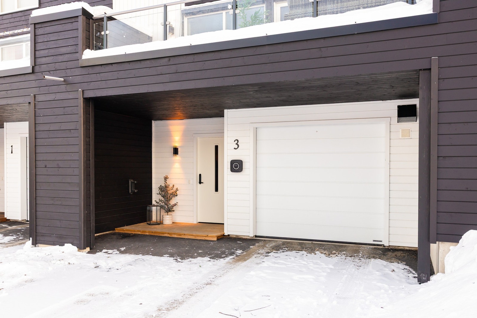 Like utenfor ytterdøren ligger en romslig garasje på 24,8 m², med elbillader. Galleribilde