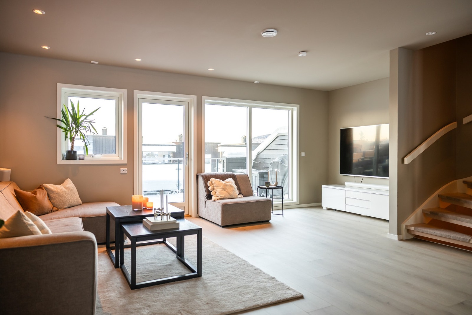 Det er innfelte downlights i taket med dimmefunksjon, som gir fleksibel og behagelig belysning. Galleribilde