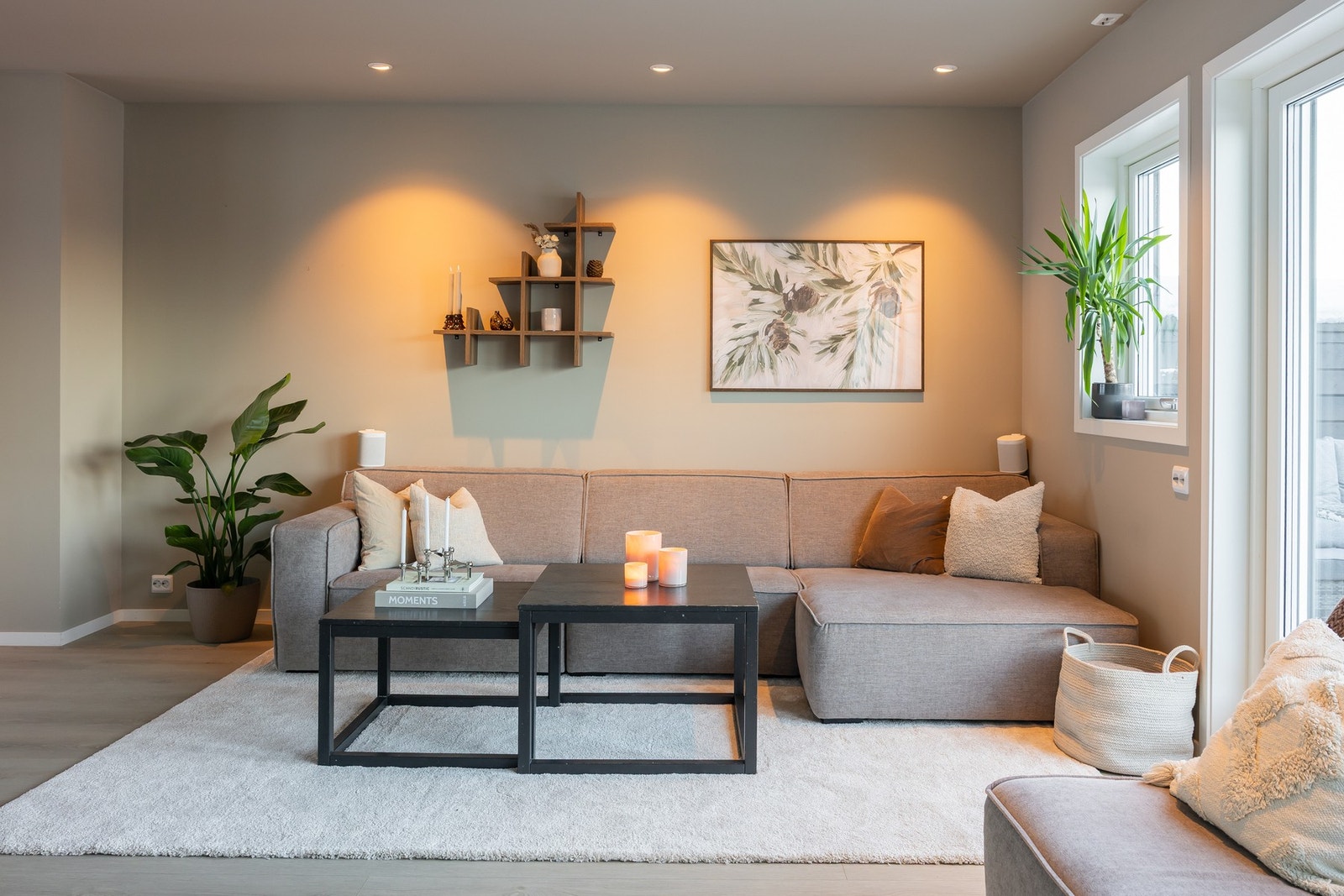 Stue og kjøkken fremstår moderne, stilrent og romslig, med en åpen løsning som samlet utgjør hele 51 m². Galleribilde