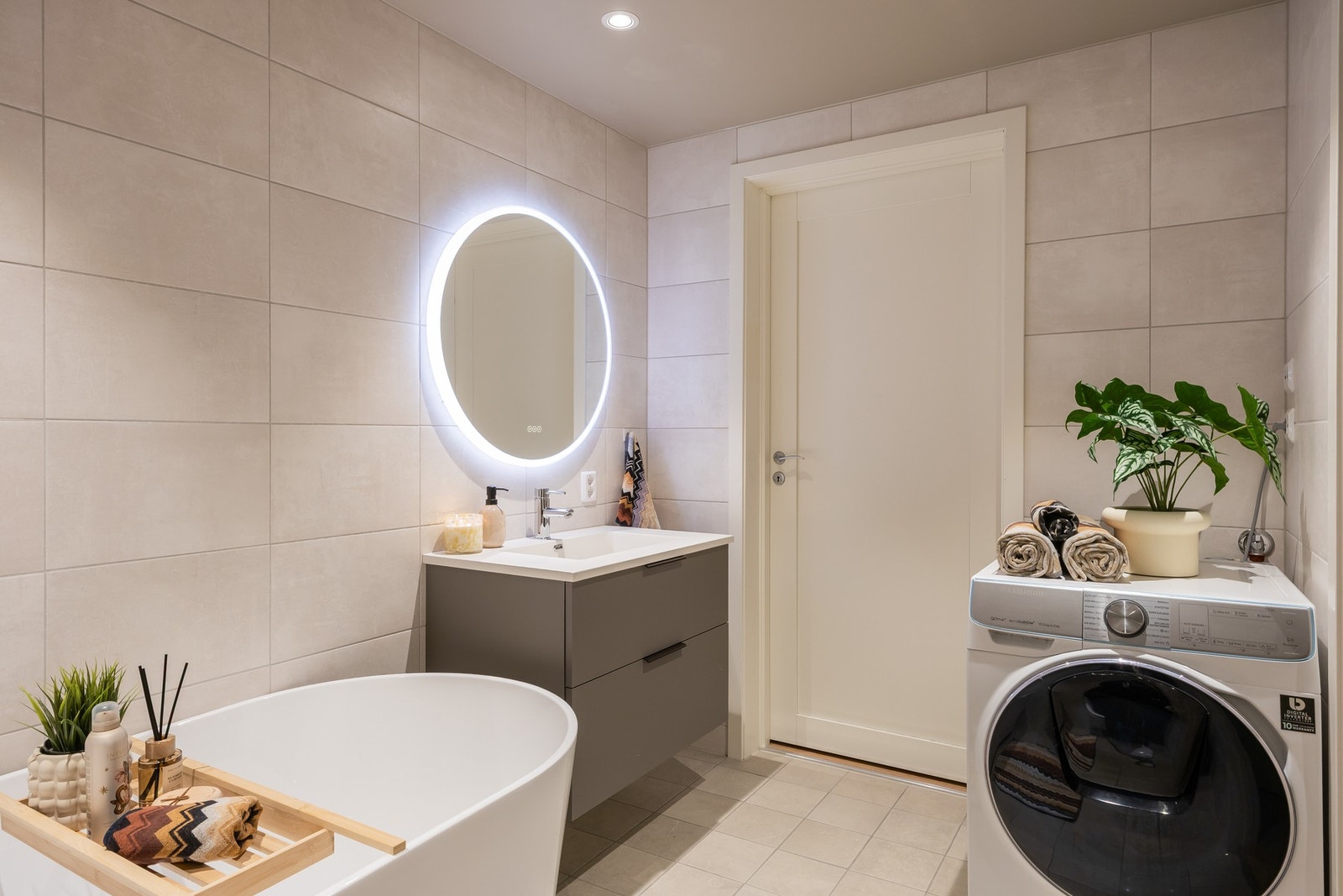 Fra badet er det direkte adkomst til et teknisk rom, hvor man finner styringssentral for balansert ventilasjon samt varmtvannsbereder. Galleribilde