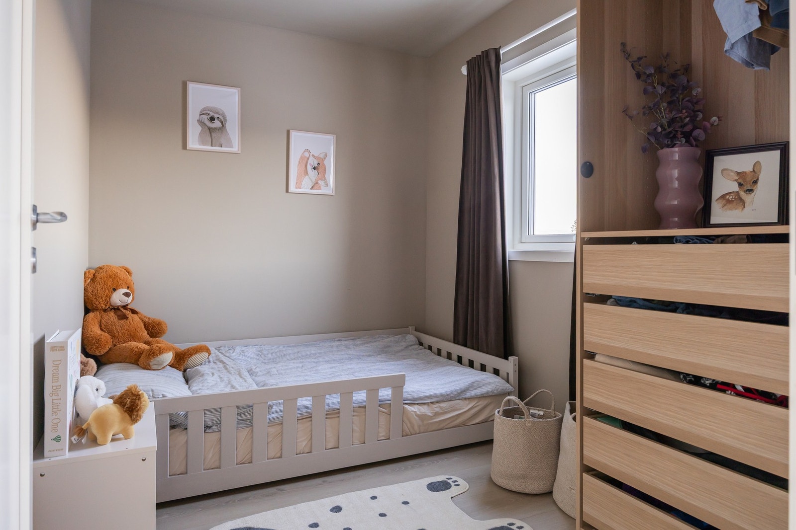 Boligen ligger i Fosslia barneskolekrets der det er trygg og kort vei til Fosslia Barneskole. Galleribilde