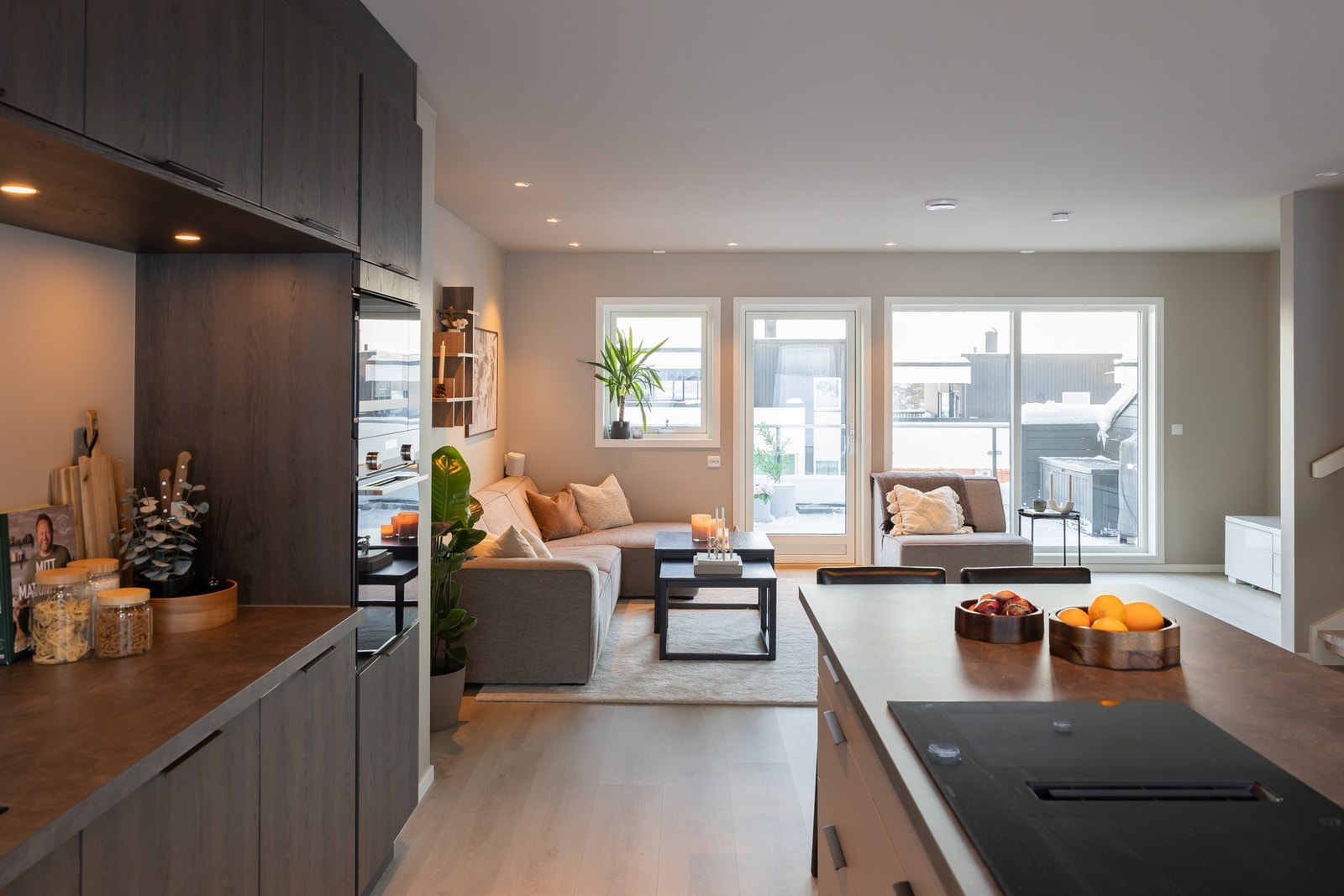 Oppgradert standard på både kjøkken og gulv, noe som bidrar til et helhetlig og moderne uttrykk. Galleribilde