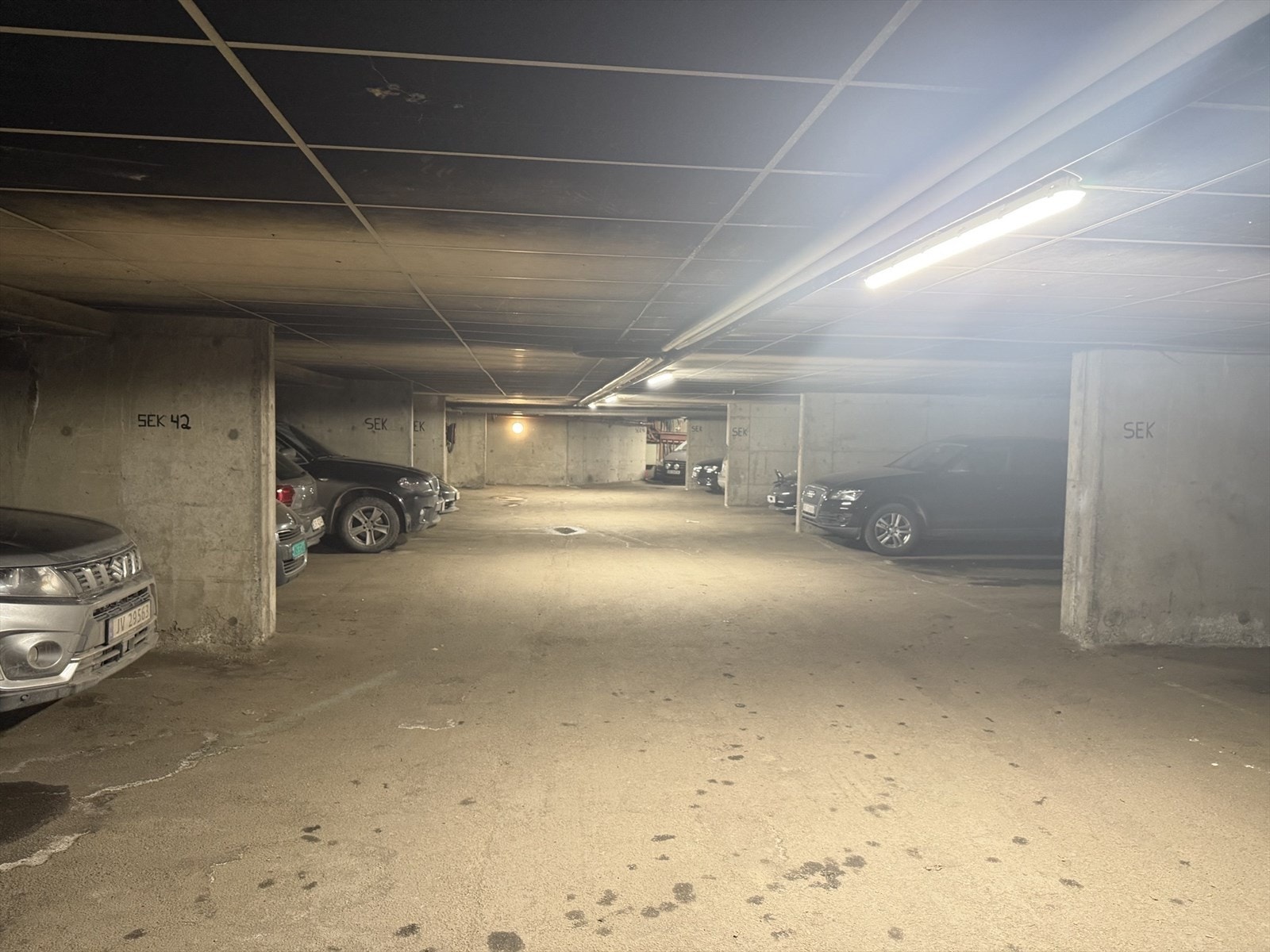 Anlegget hører til Schous plass 3A-D sameie og har 33 plasser. Galleribilde