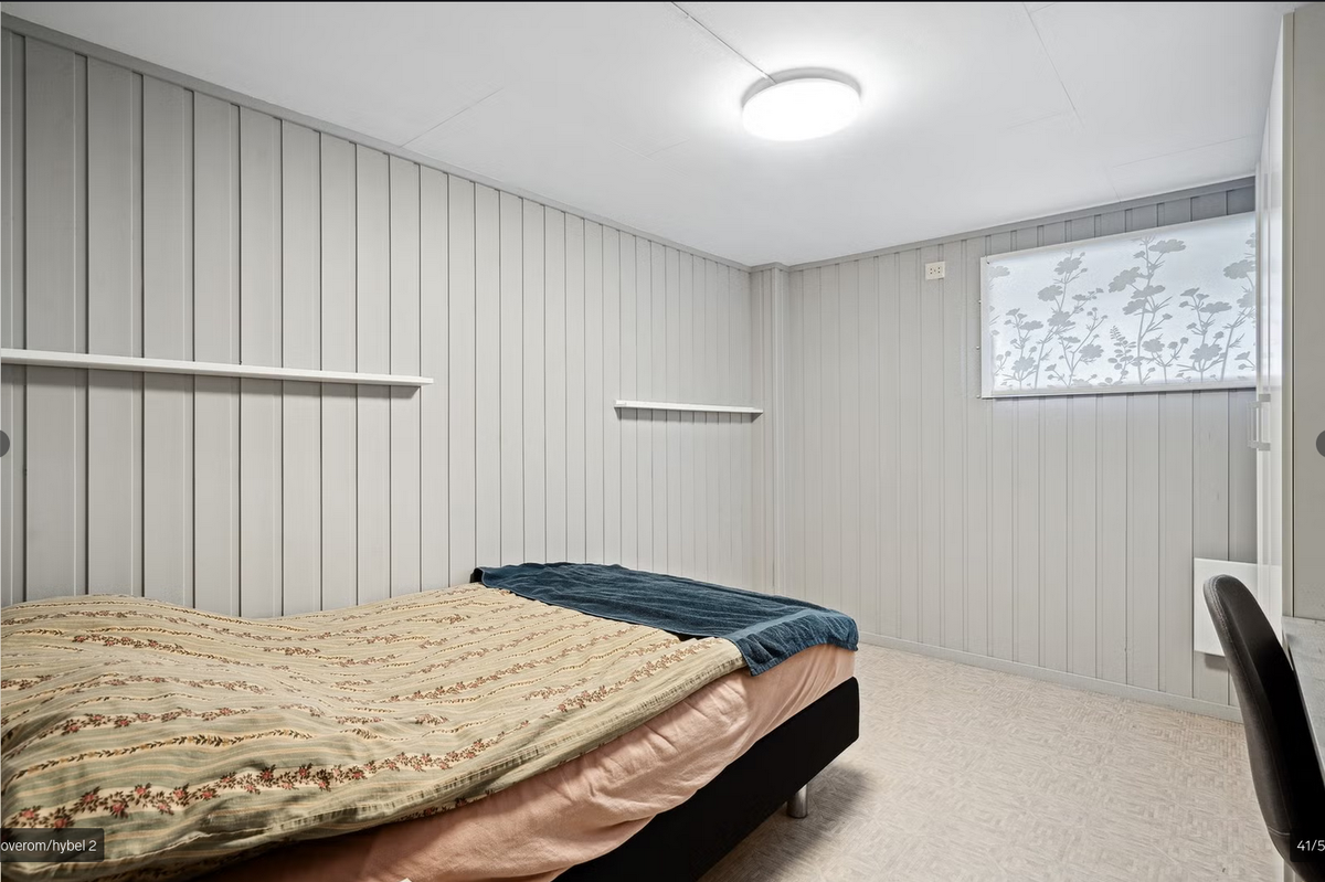 Privat rom i kollektiv. Møblert med seng, pult, stol og klesskap. Galleribilde