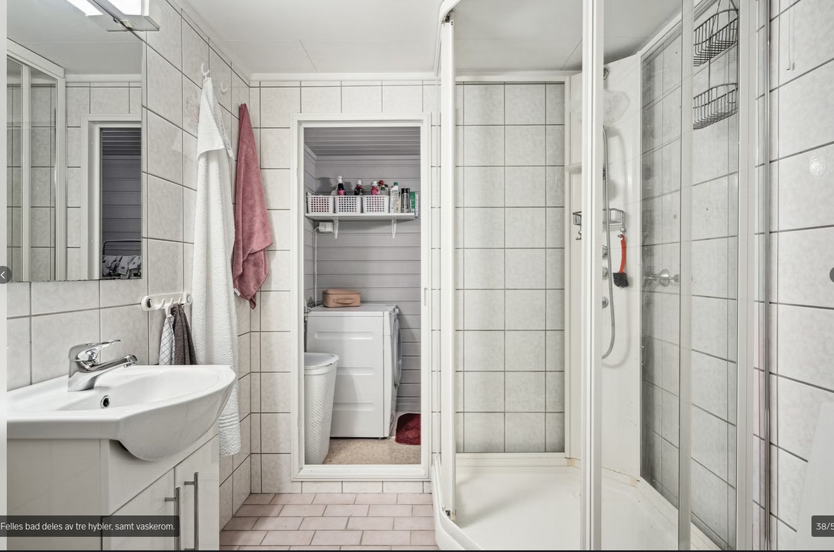 Felles bad med vaskerom innenfor badet Galleribilde