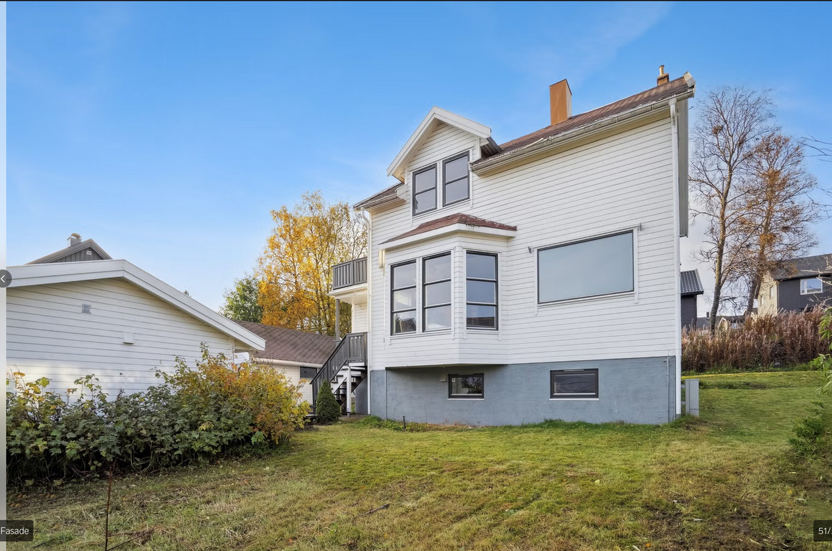 Fasaden på huset, hvor kollektivet er etablert i kjelleren Galleribilde