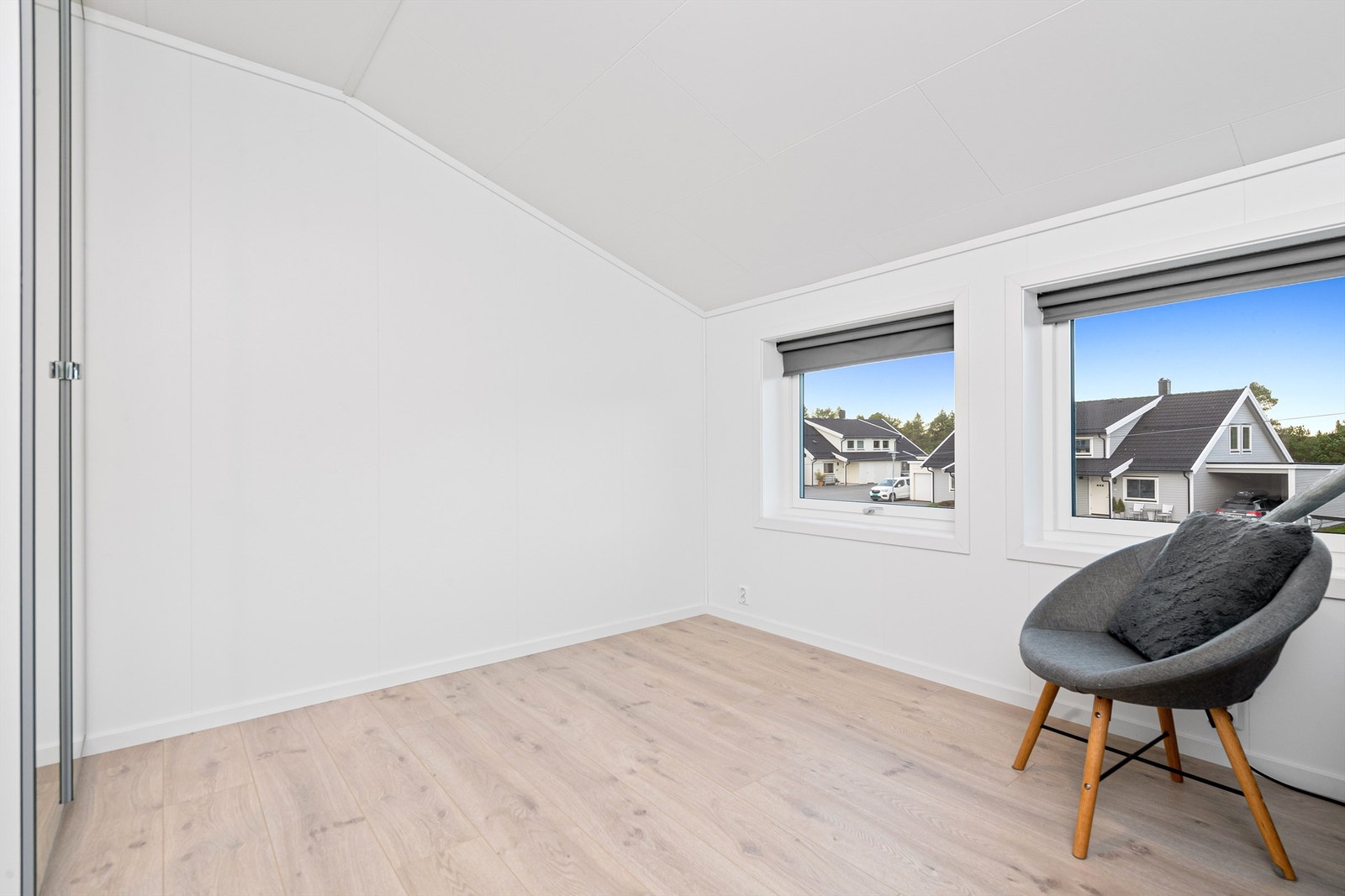 Soverom på loft (bilde fra nabohalvpart) Galleribilde