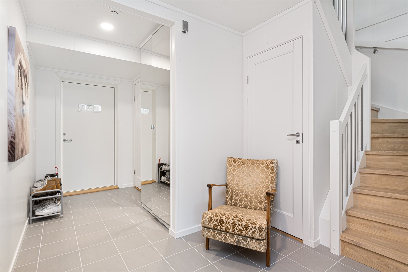 Velkommen inn! Entre/gang har garderobeskap med speildører (bilde fra nabohalvpart) Galleribilde