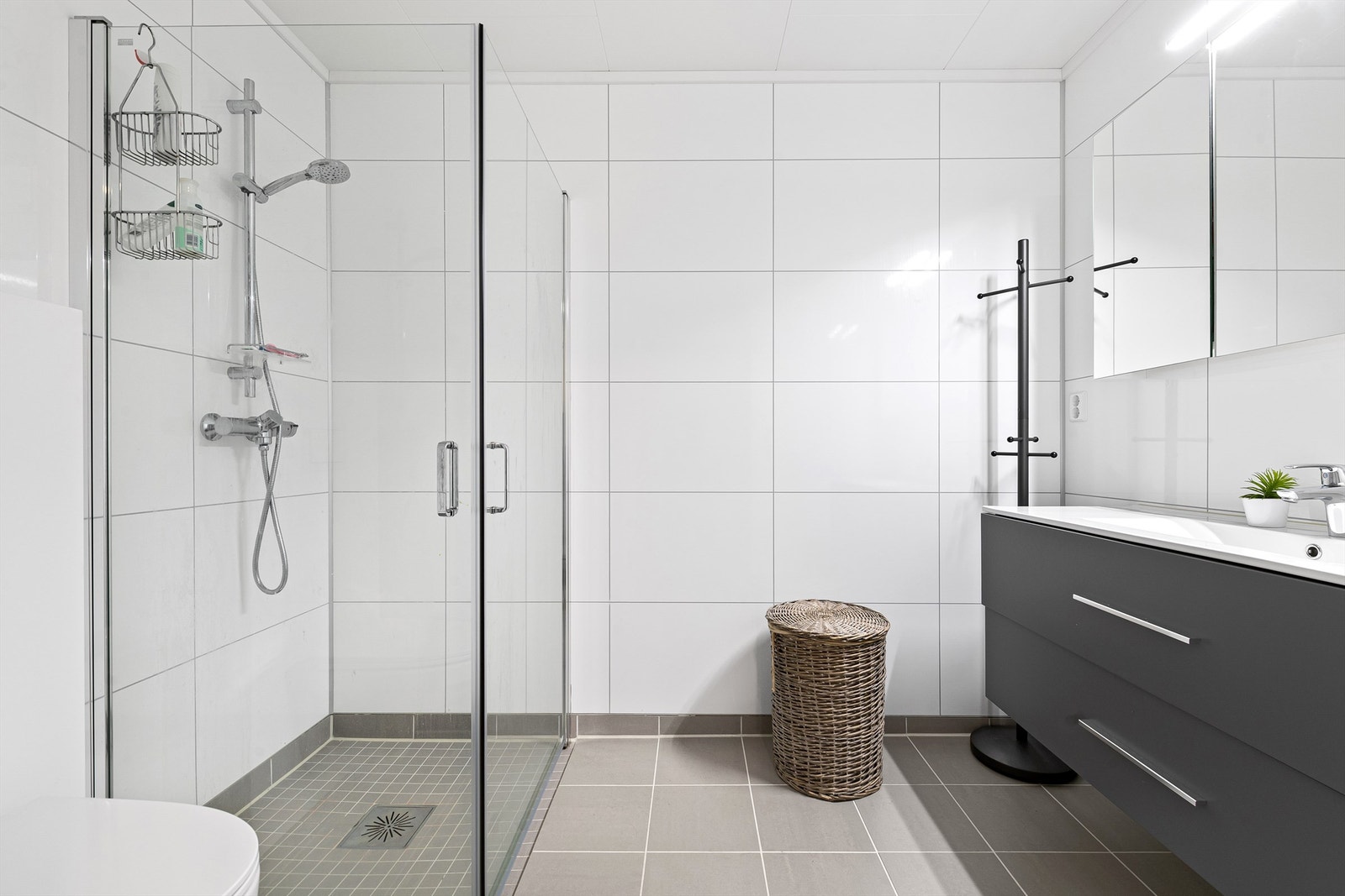 Bad på loft med dusj, innredning og speilskap og vegghengt wc (bilde fra nabohalvpart) Galleribilde