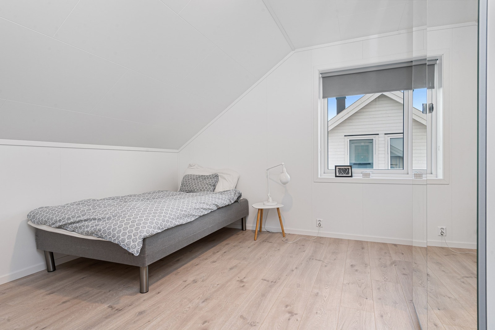 Soverom på loft (bilde fra nabohalvpart) Galleribilde