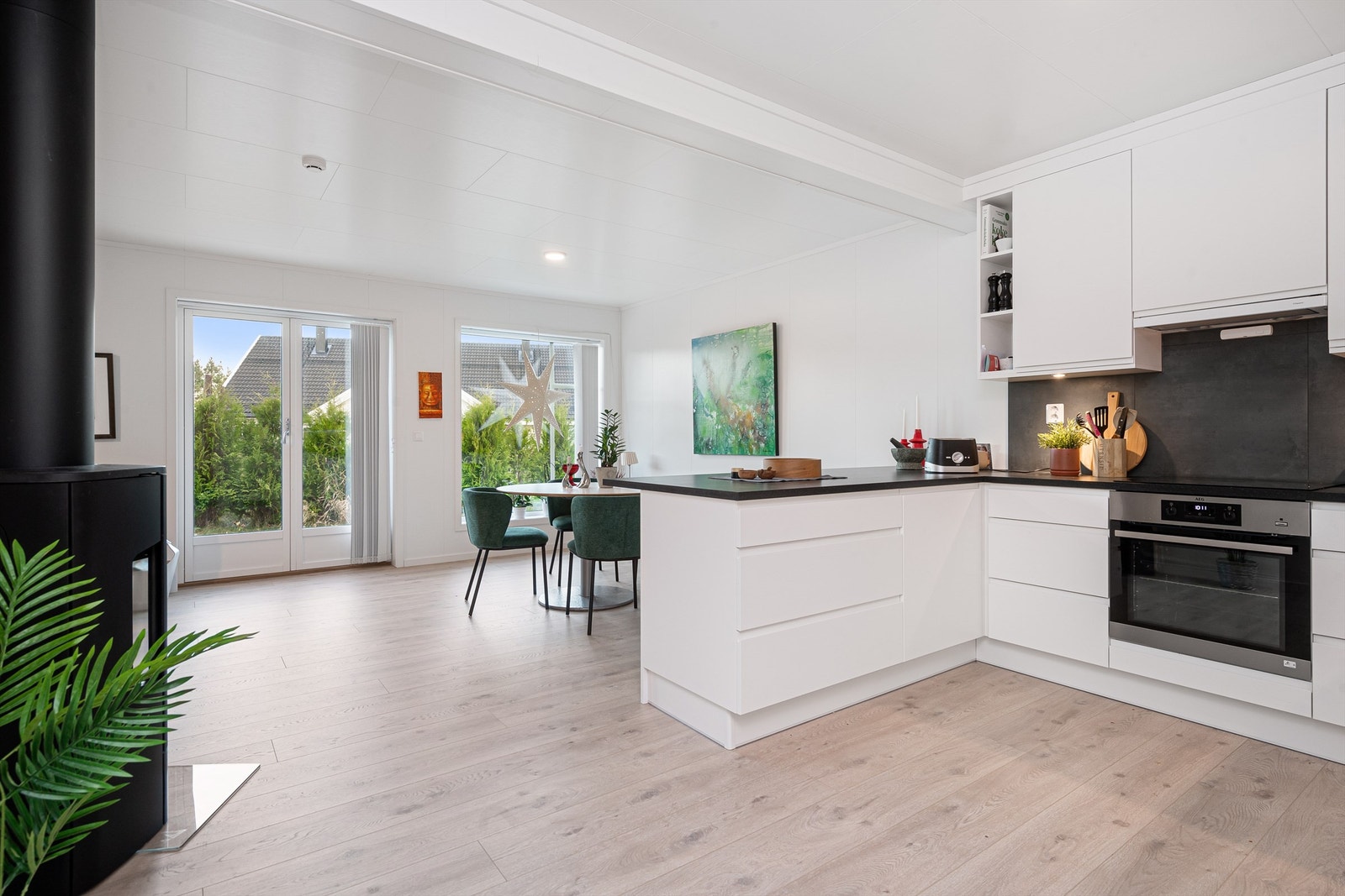 Det er åpen løsning mellom kjøkken og stue (bilde fra nabohalvpart) Galleribilde