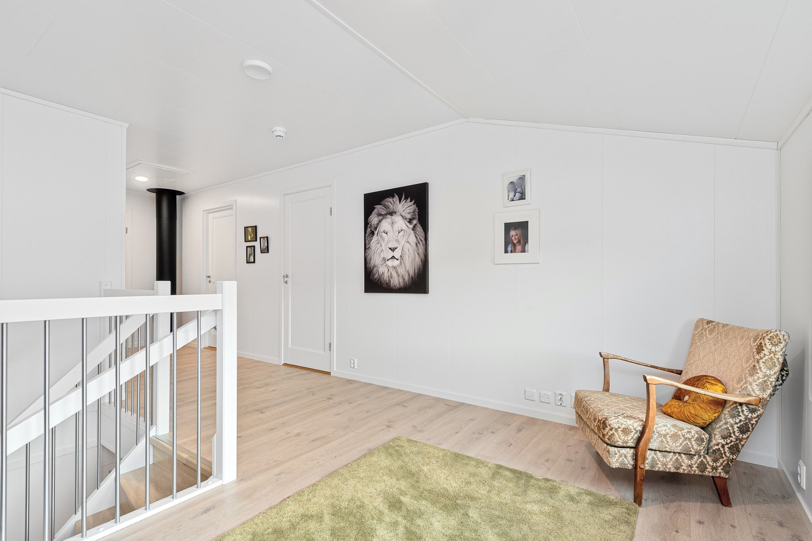 Gang/loftstue (bilde fra nabohalvpart) Galleribilde