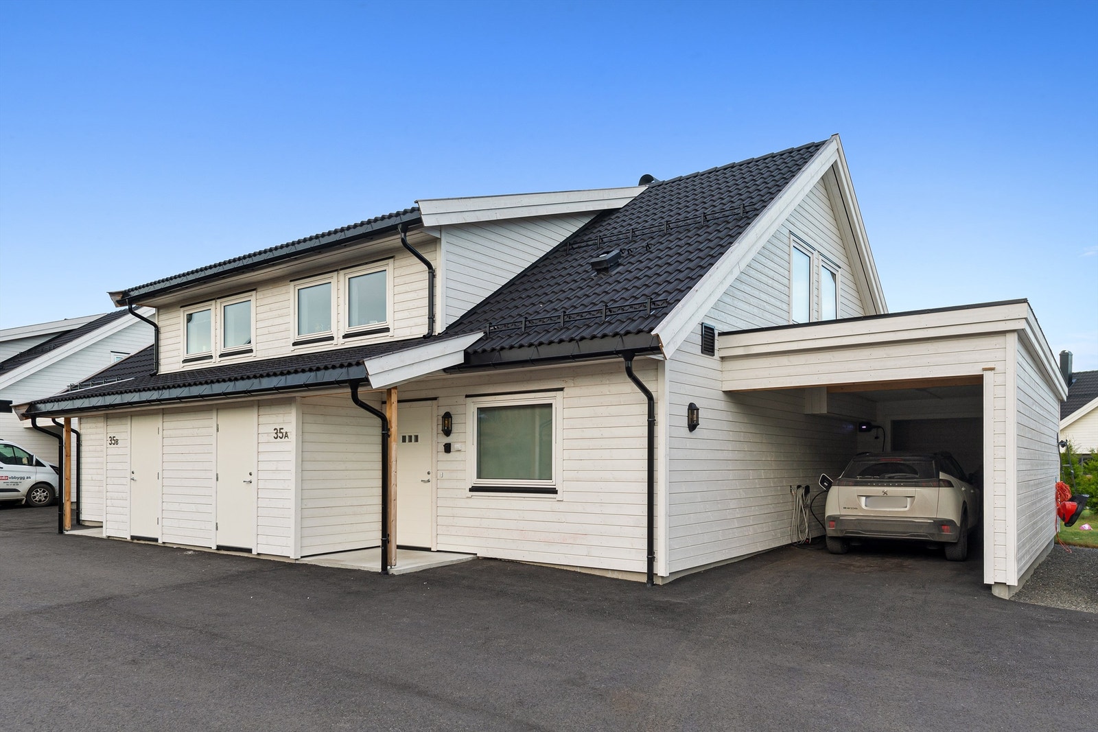 Halvparten har carport i tilknytning til boligen (bilde fra nabohalvpart) Galleribilde