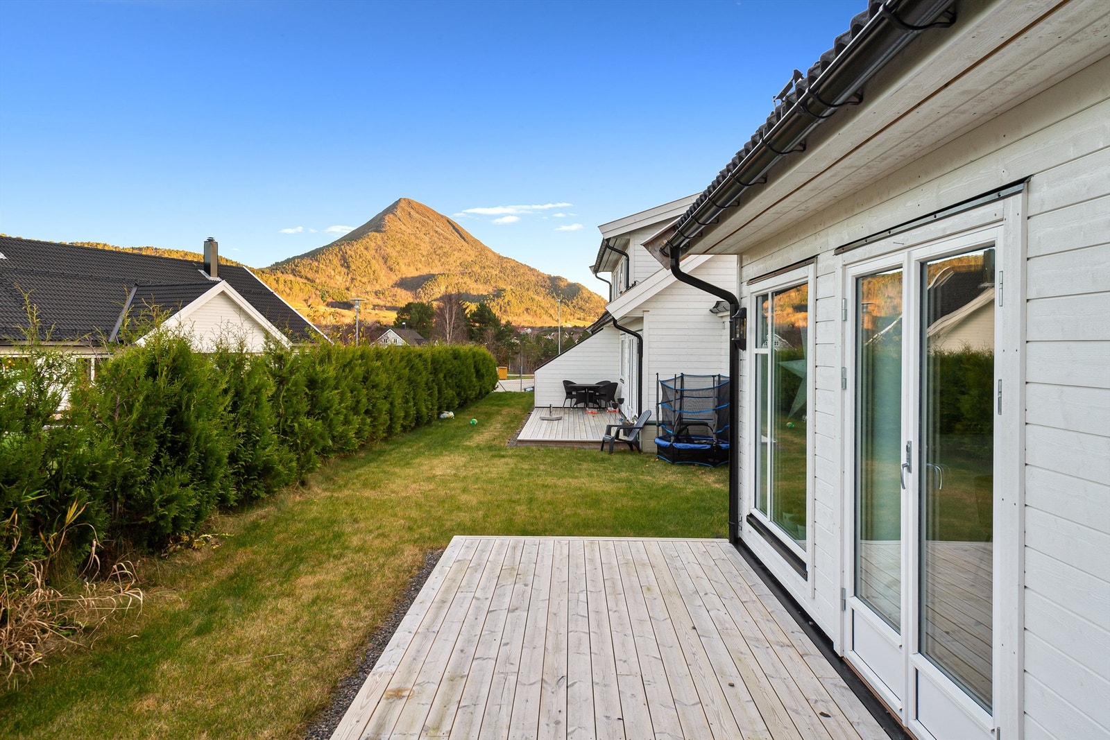 Fra uteplassen er det utsikt mot Jendemsfjellet (bilde fra nabohalvpart) Galleribilde