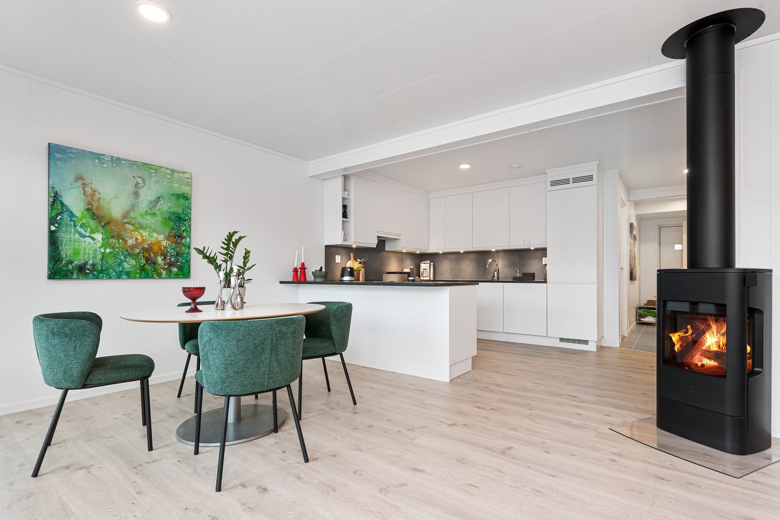 Den flotte vedovnen varmer godt (bilde fra nabohalvpart) Galleribilde