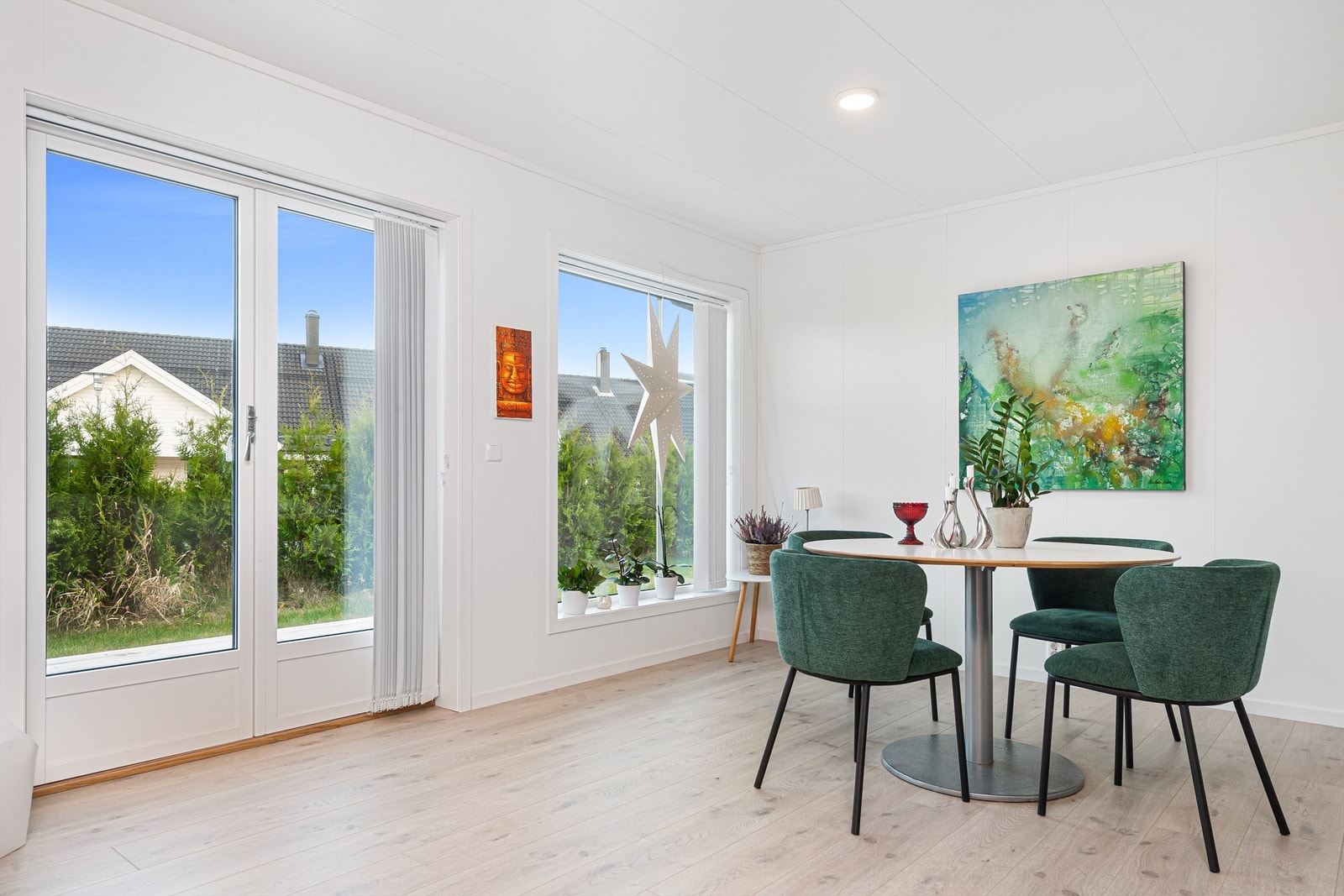 Spiseplass med utgang til uteplass (bilde fra nabohalvpart) Galleribilde