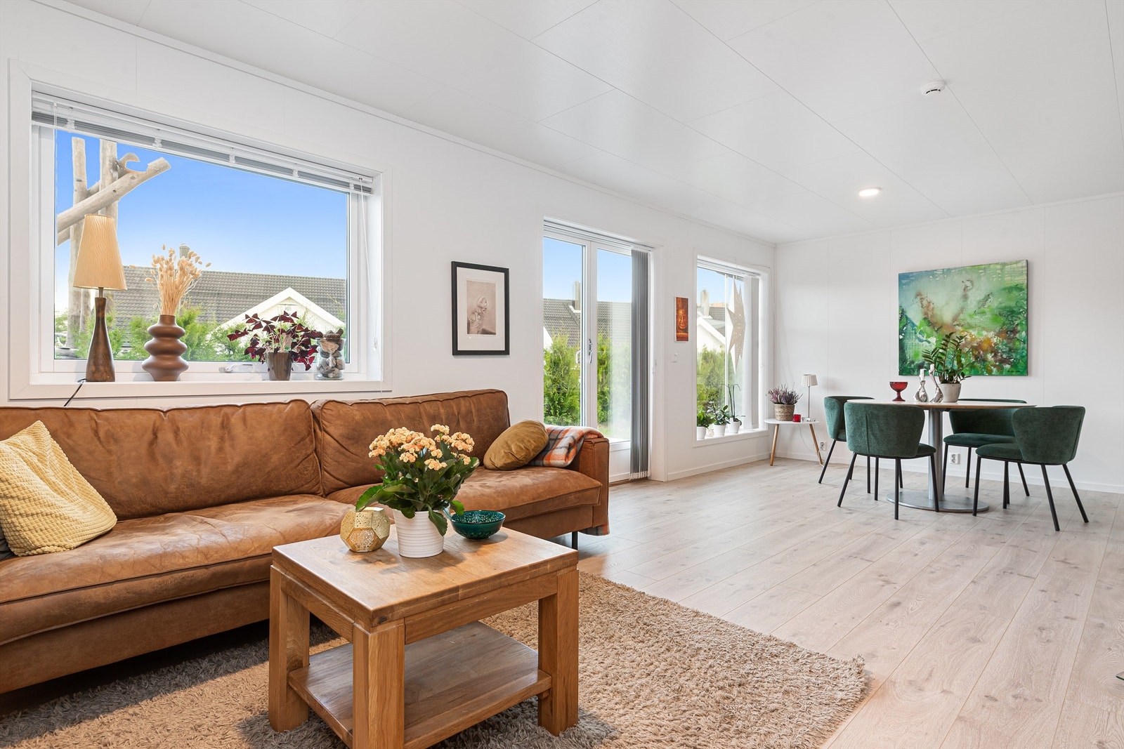 Lys og trivelig stue med 1-stavs laminatgulv (bilde fra nabohalvpart) Galleribilde