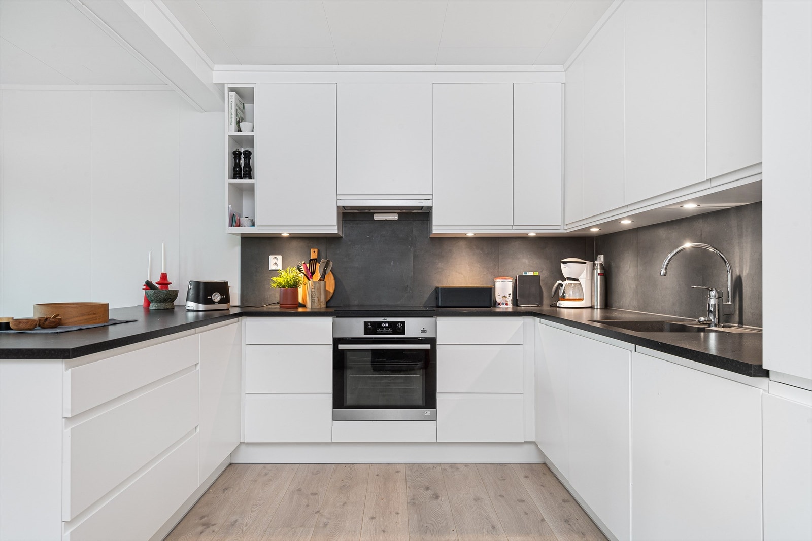 Hvit innredning med integrerte hvitevarer (bilde fra nabohalvpart) Galleribilde