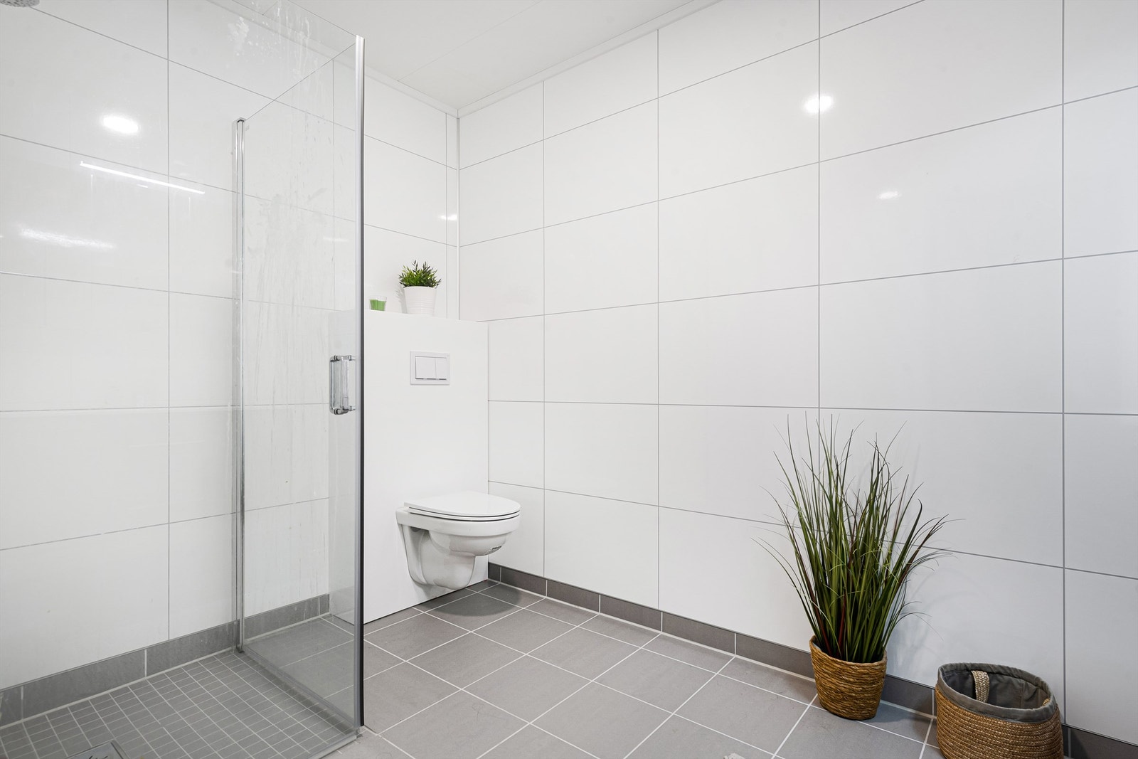 Bad i 1. etasje med vegghengt wc og dusj (bilde fra nabohalvpart) Galleribilde