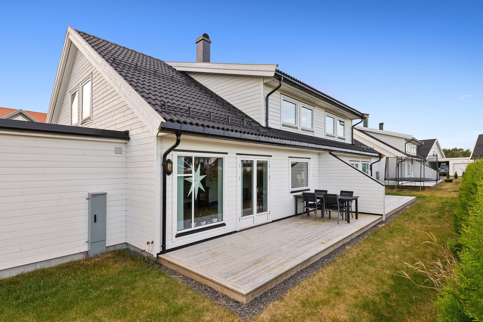 Velkommen til Torhaugvegen 35B! (bilde fra nabohalvpart) Galleribilde