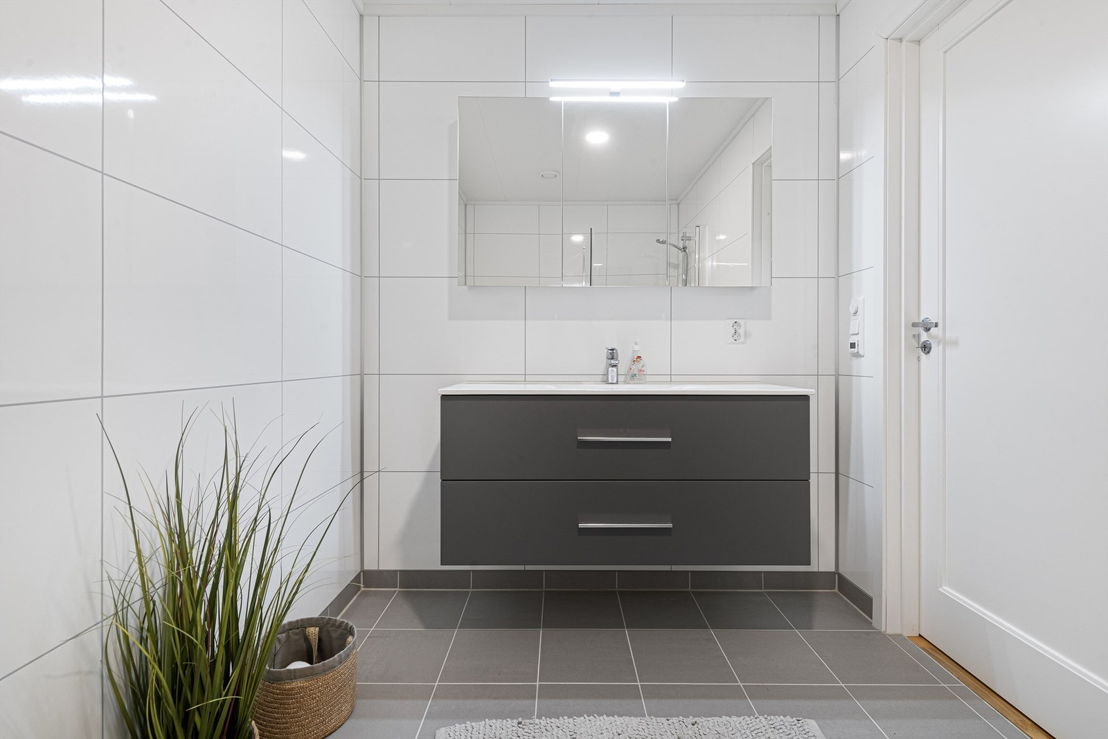 Lekkert bad i 1. etasje (bilde fra nabohalvpart) Galleribilde