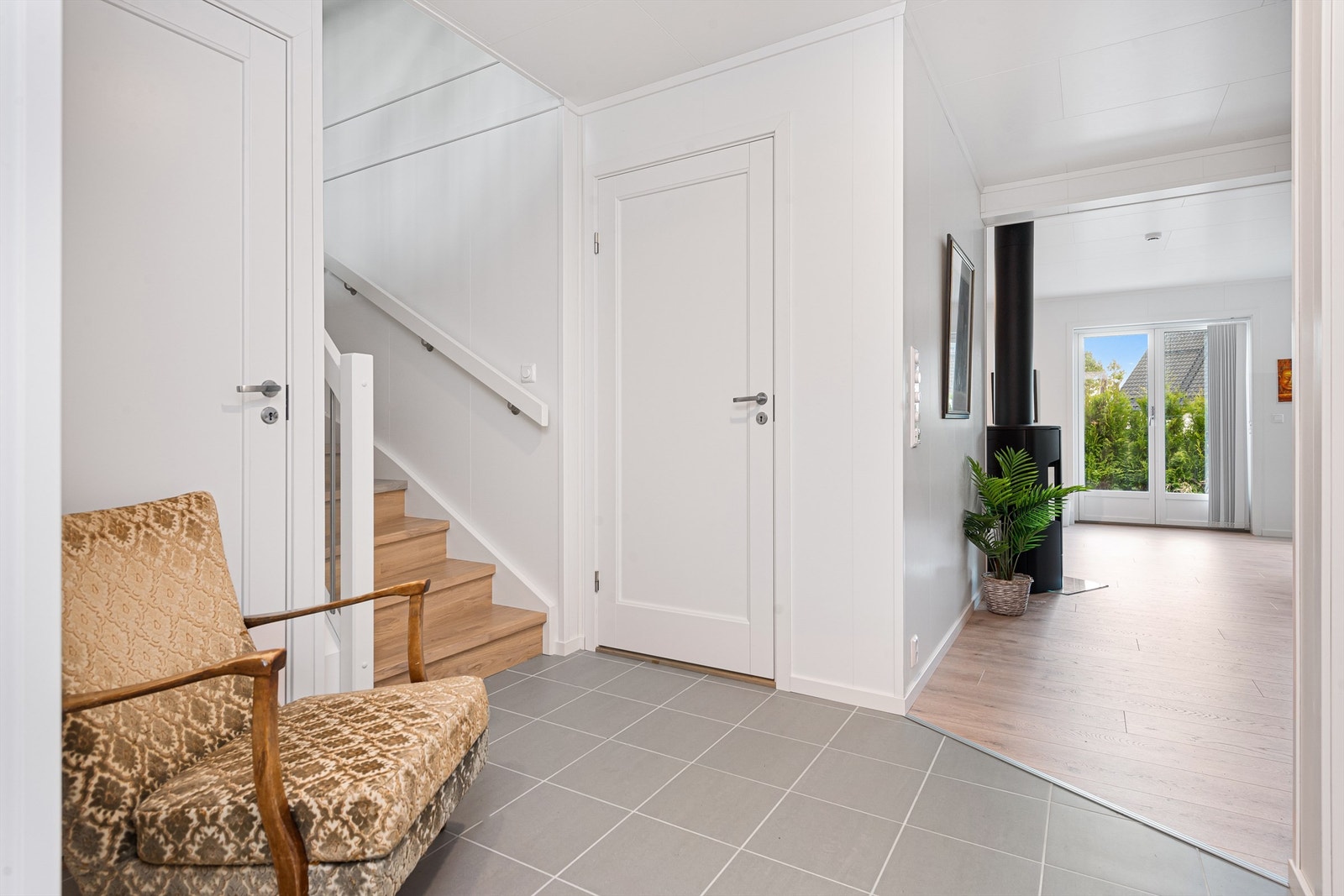 Fra gangen er det trapp opp til loft (bilde fra nabohalvpart) Galleribilde