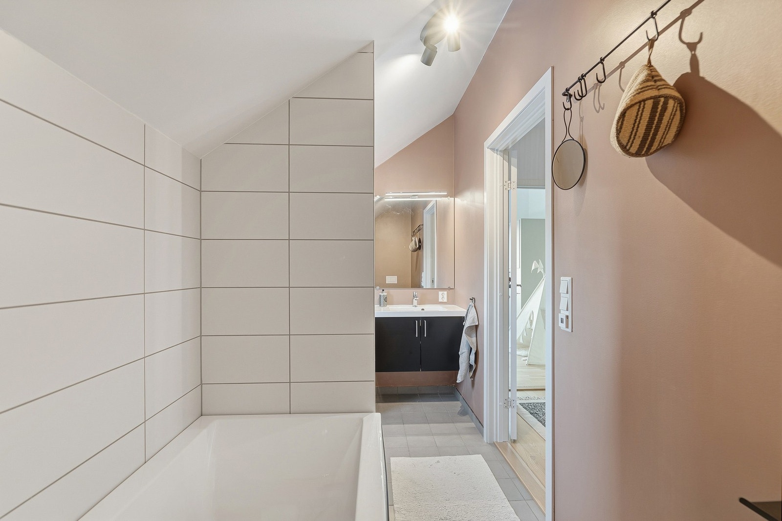 I tillegg er det opplegg for vaskemaskin, noe som gir ekstra fleksibilitet i hverdagen. Galleribilde