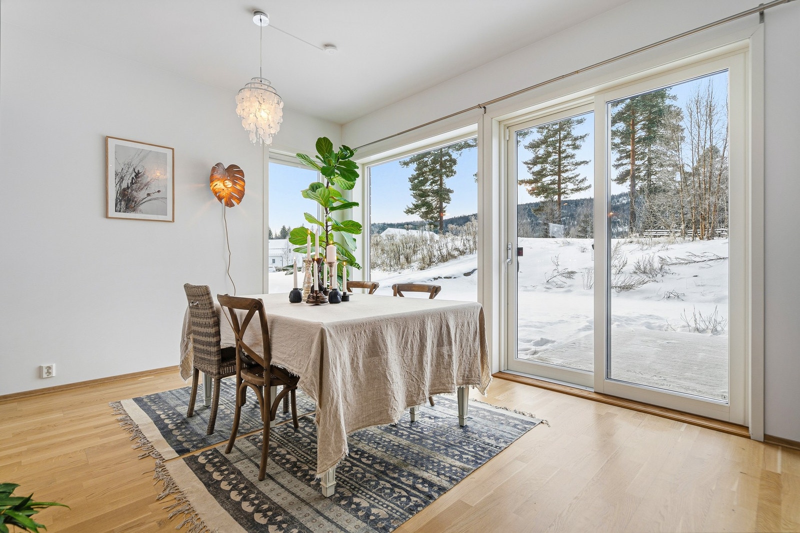 Boligen åpner seg opp mot en romslig og lys stue med god takhøyde og store vindusflater som slipper inn rikelig med dagslys. Galleribilde