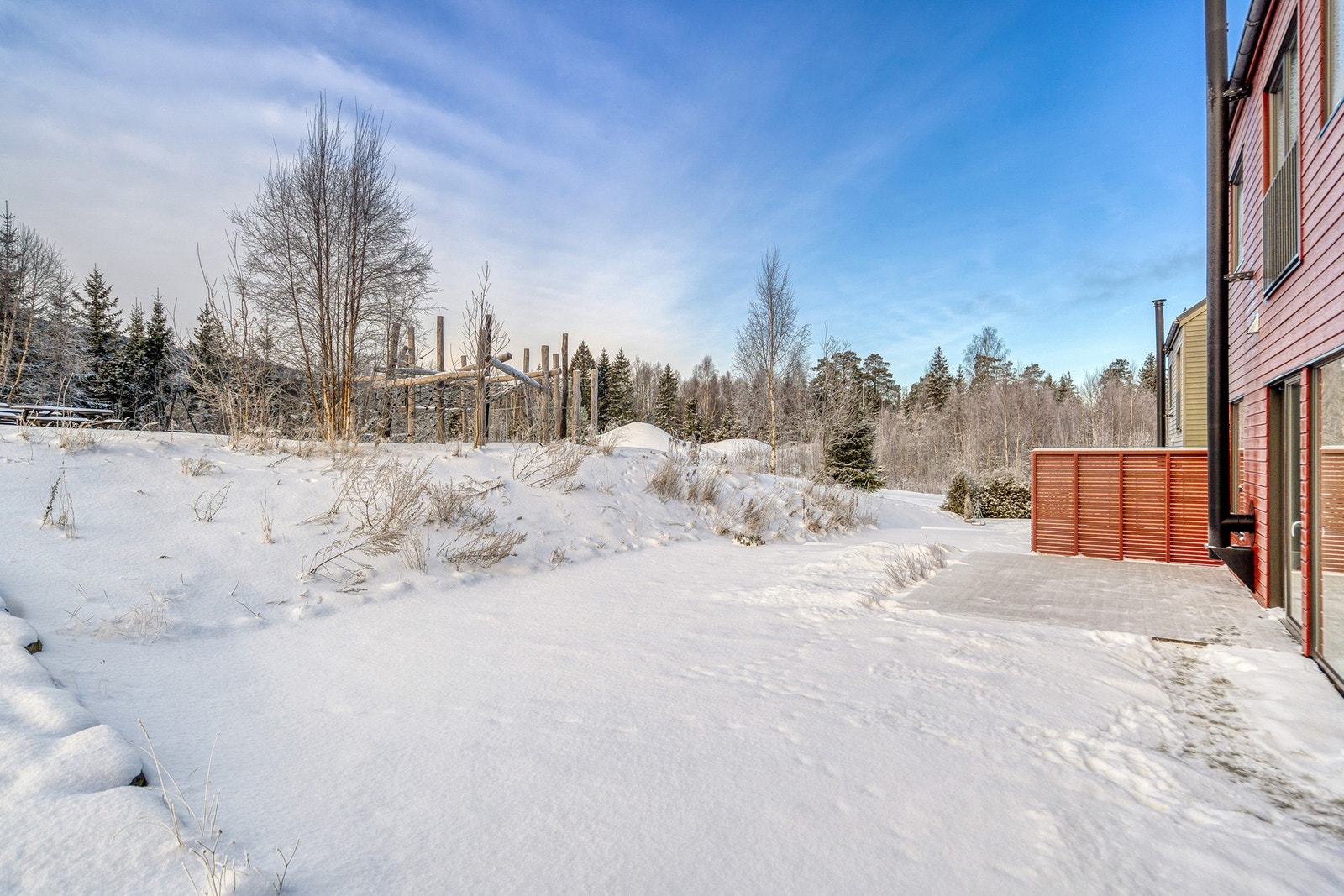 Fra stuen er det direkte utgang til terrasse, som gir en naturlig forlengelse av oppholdsrommet i sommerhalvåret. Galleribilde