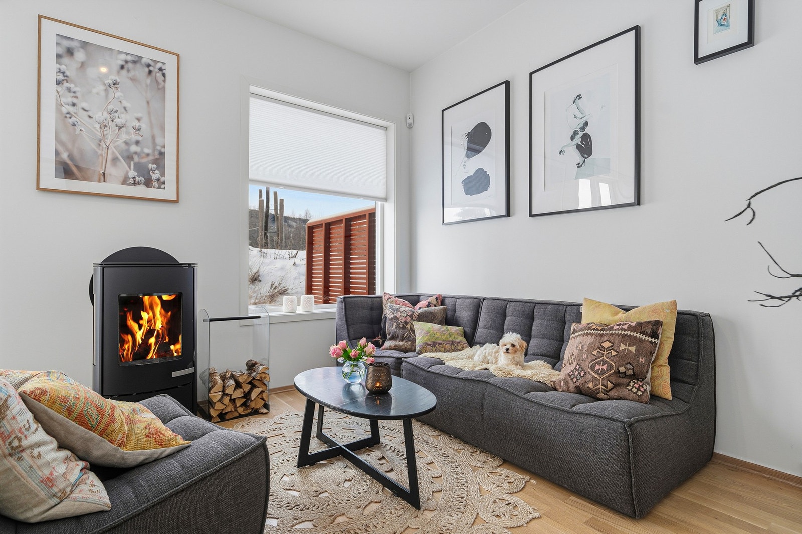 Her får du en innflyttingsklar bolig med gjennomgående god standard, luftige rom og en familievennlig planløsning over to etasjer. Galleribilde